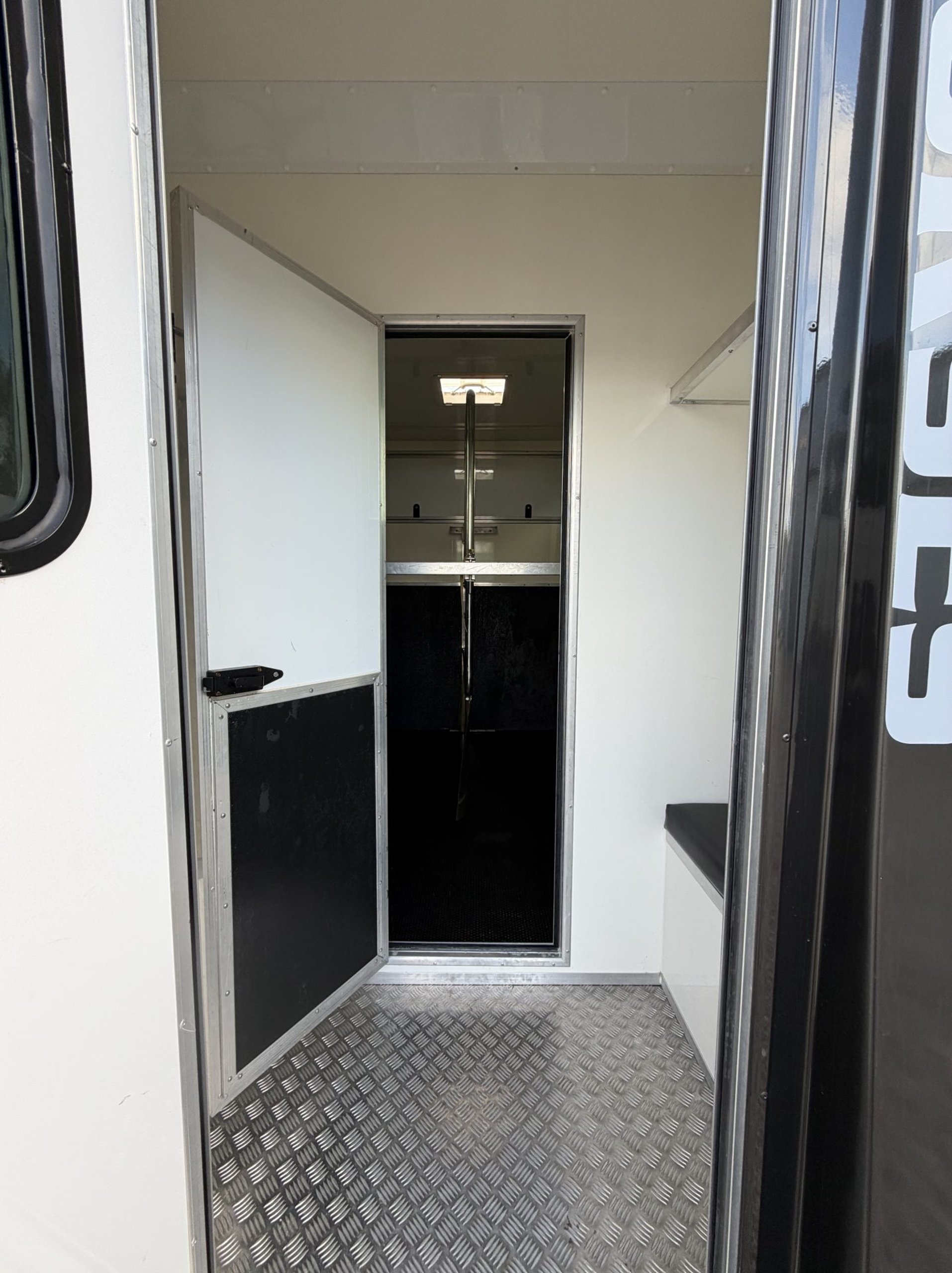 3.5t Peugeot Boxer by Regent - image 14 of 18