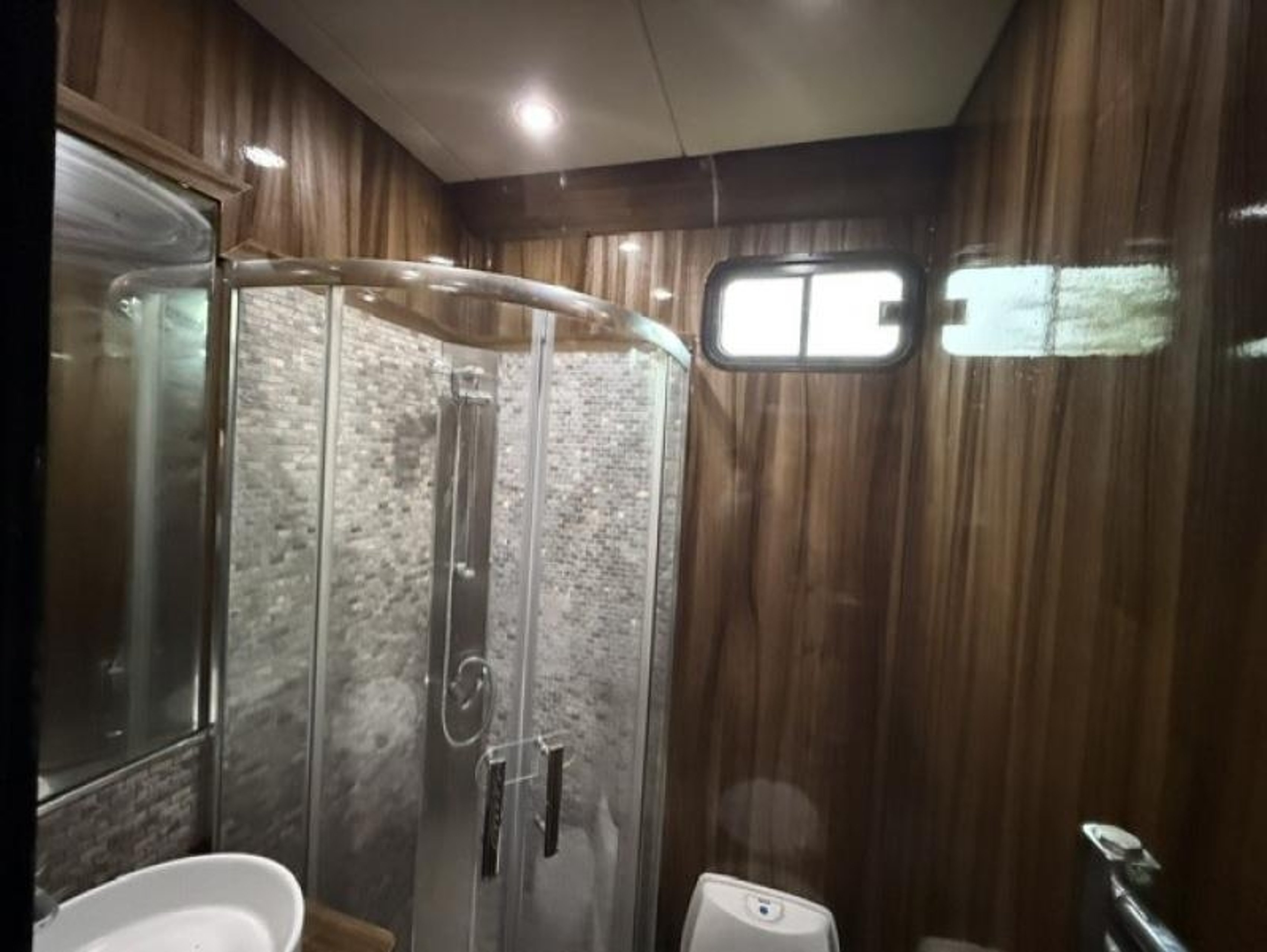 12t DAF Lf 220 by JM Horseboxes - image 11 of 17
