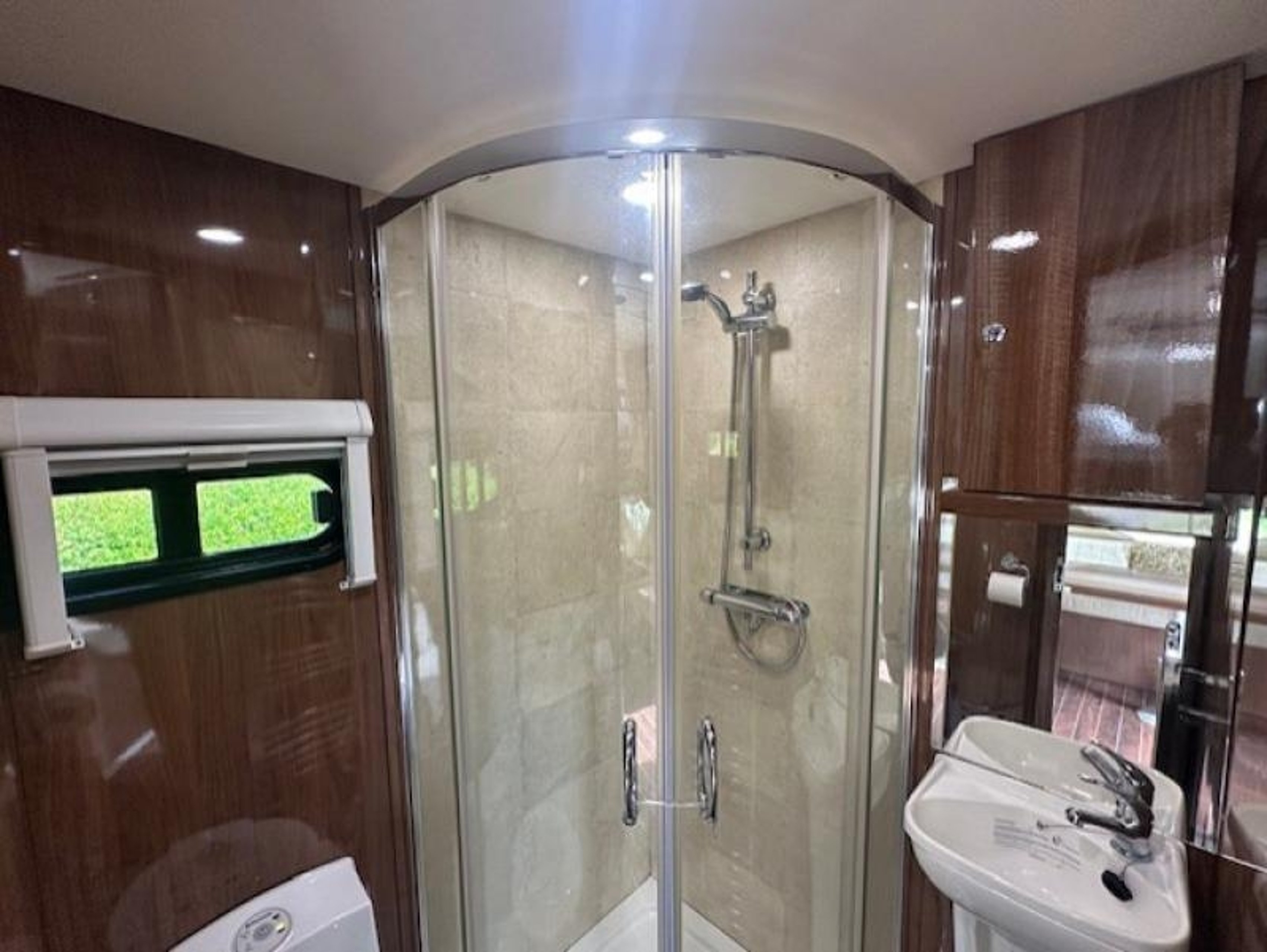 7.5t Iveco Eurocargo by Sovereign Horseboxes - image 7 of 15