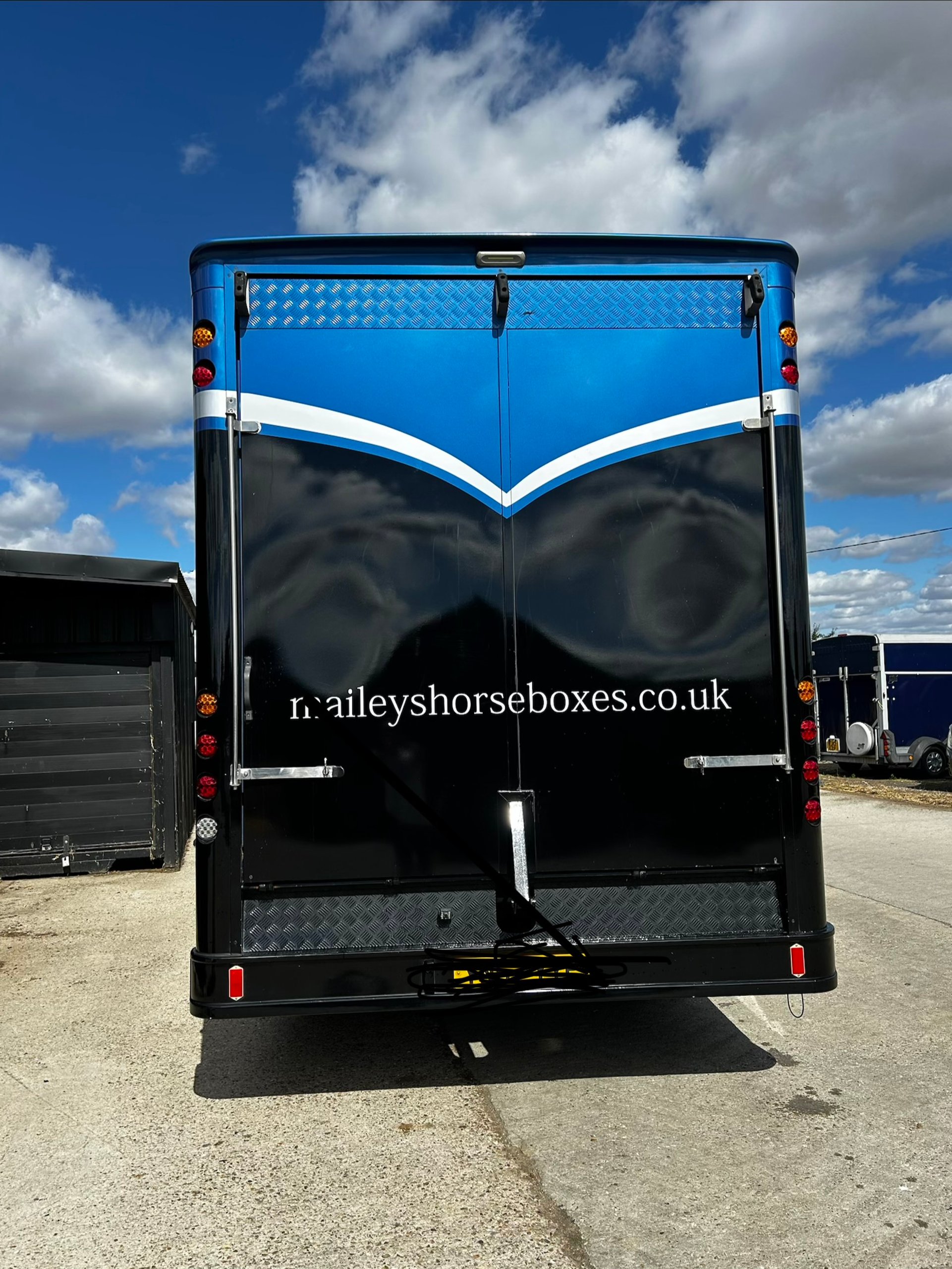 7.5t DAF LF 150 - Euro 6 Bespoke Coachbuilt Horsebox - Stalled for Three - image 12 of 18