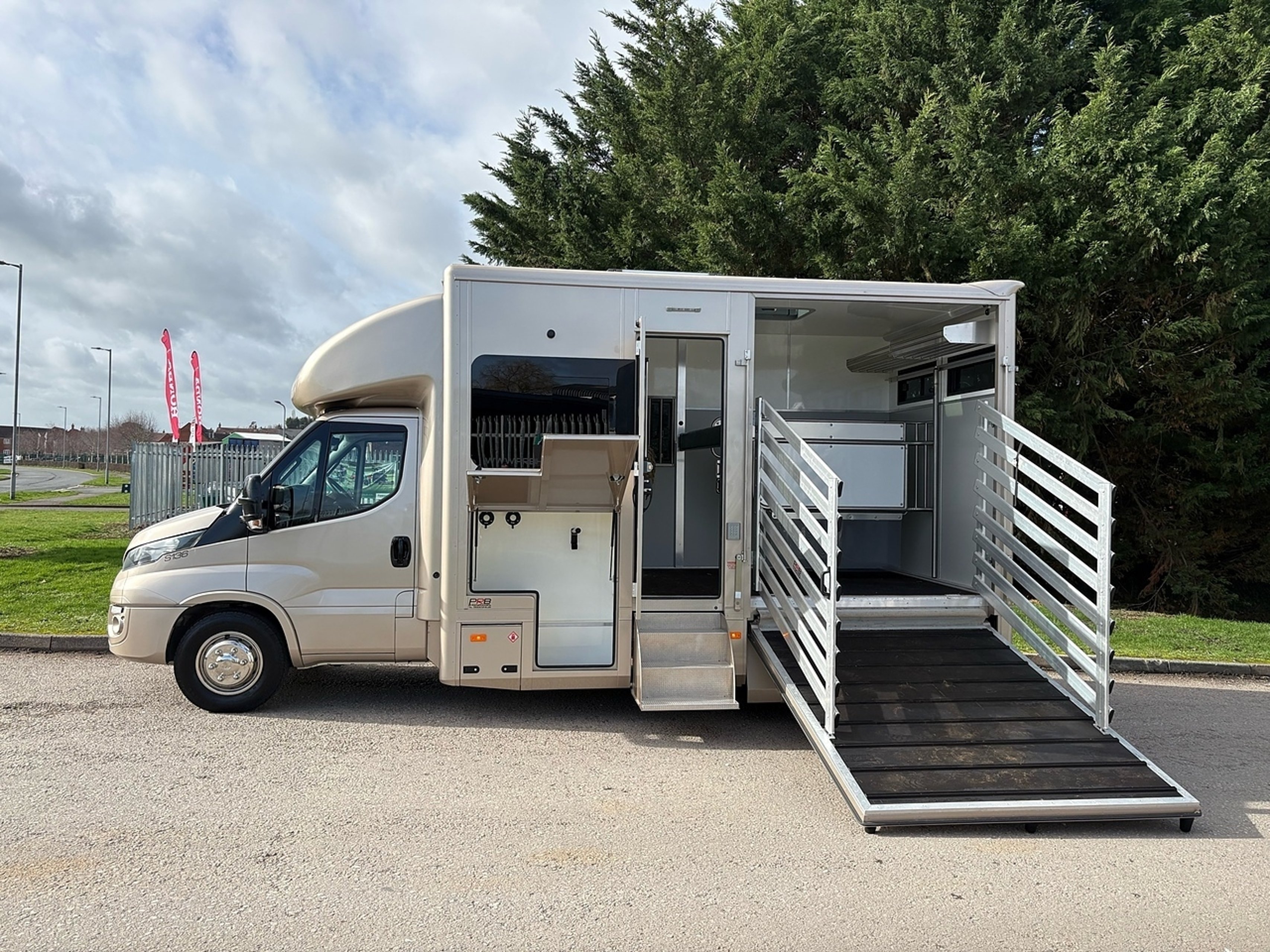 7.2t Iveco by PRB Horseboxes - image 1 of 18