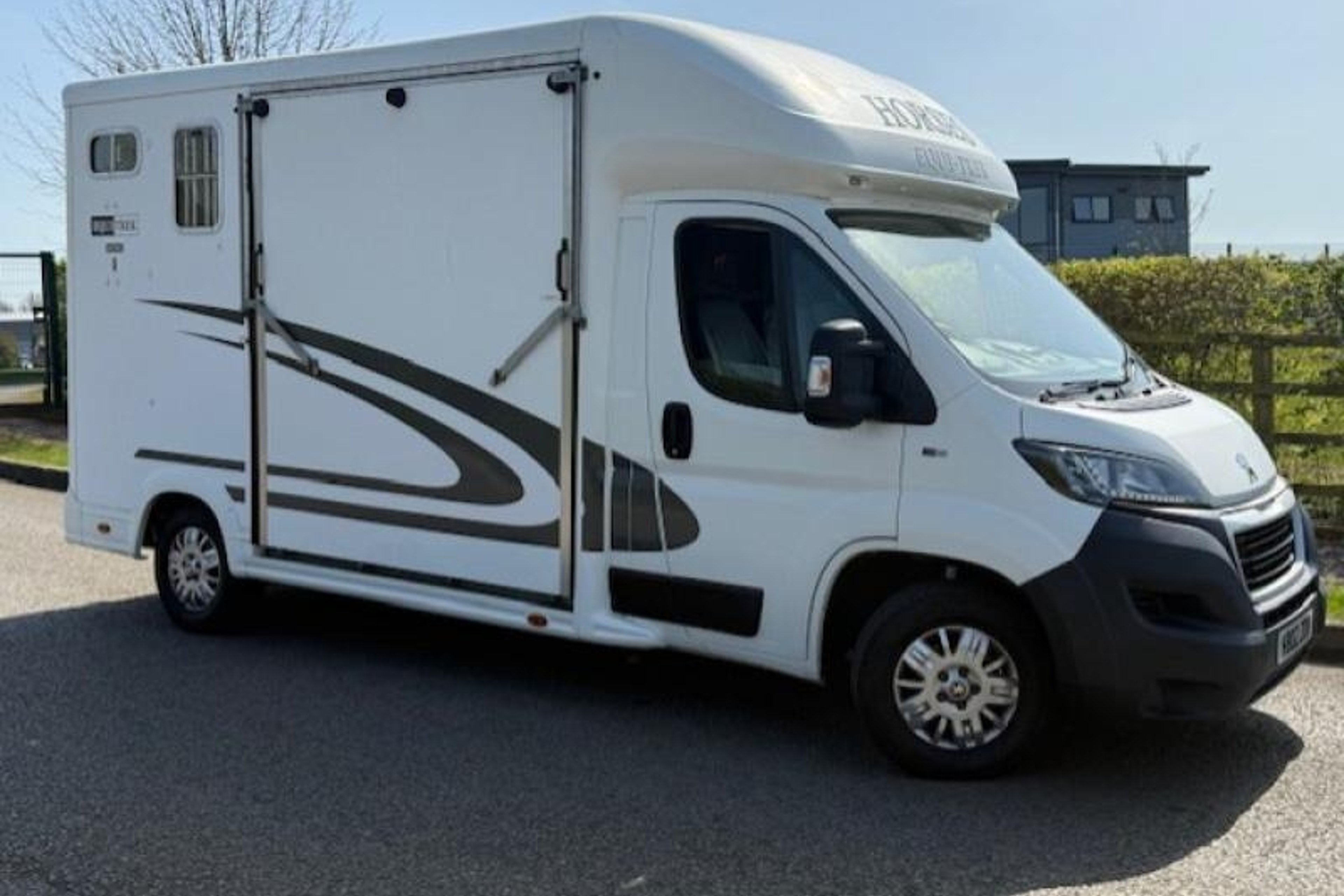 3.5t Peugeot Boxer by Equi-Trek