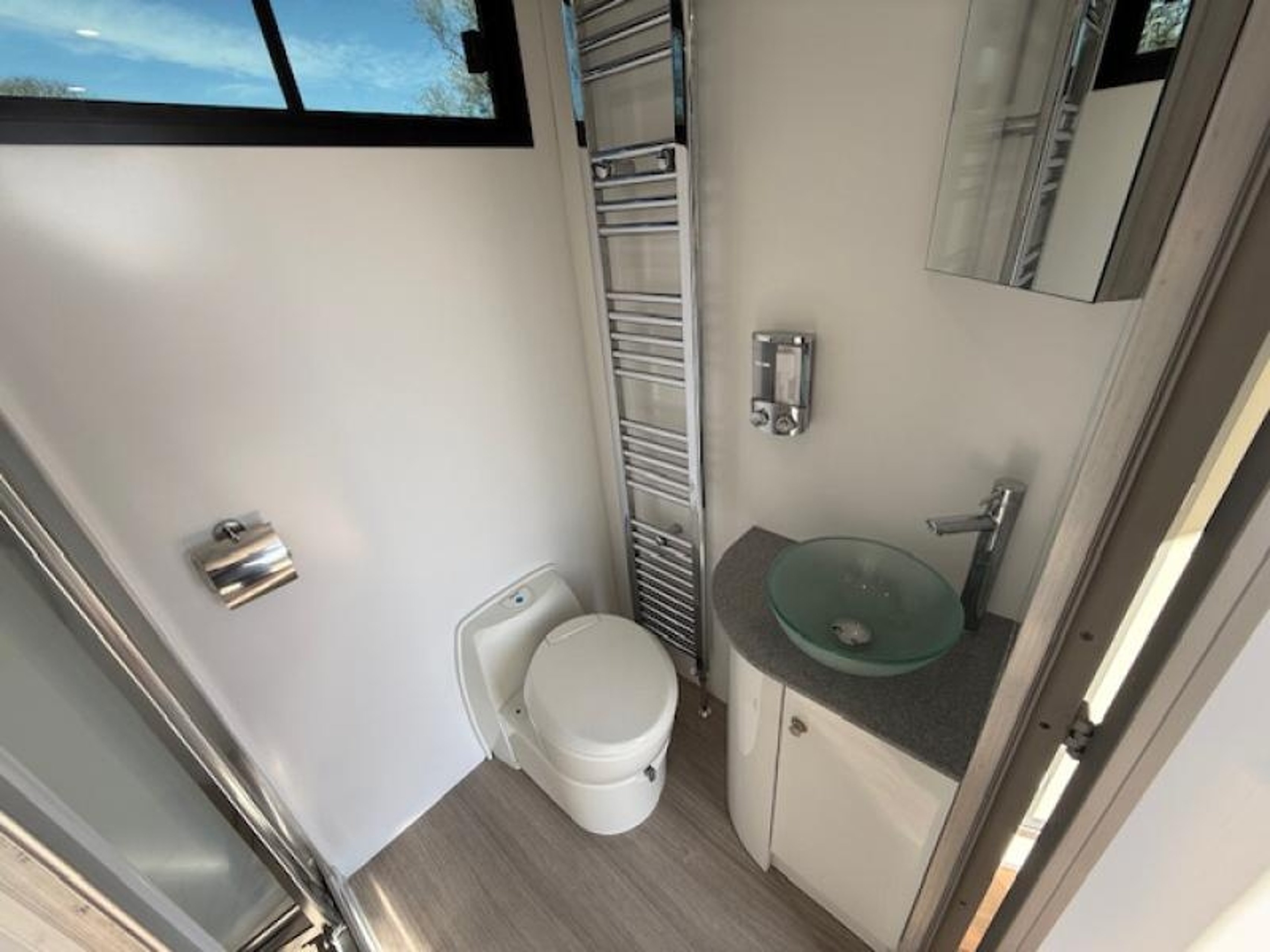 15t DAF LF 230 by PRB Horseboxes - image 15 of 18