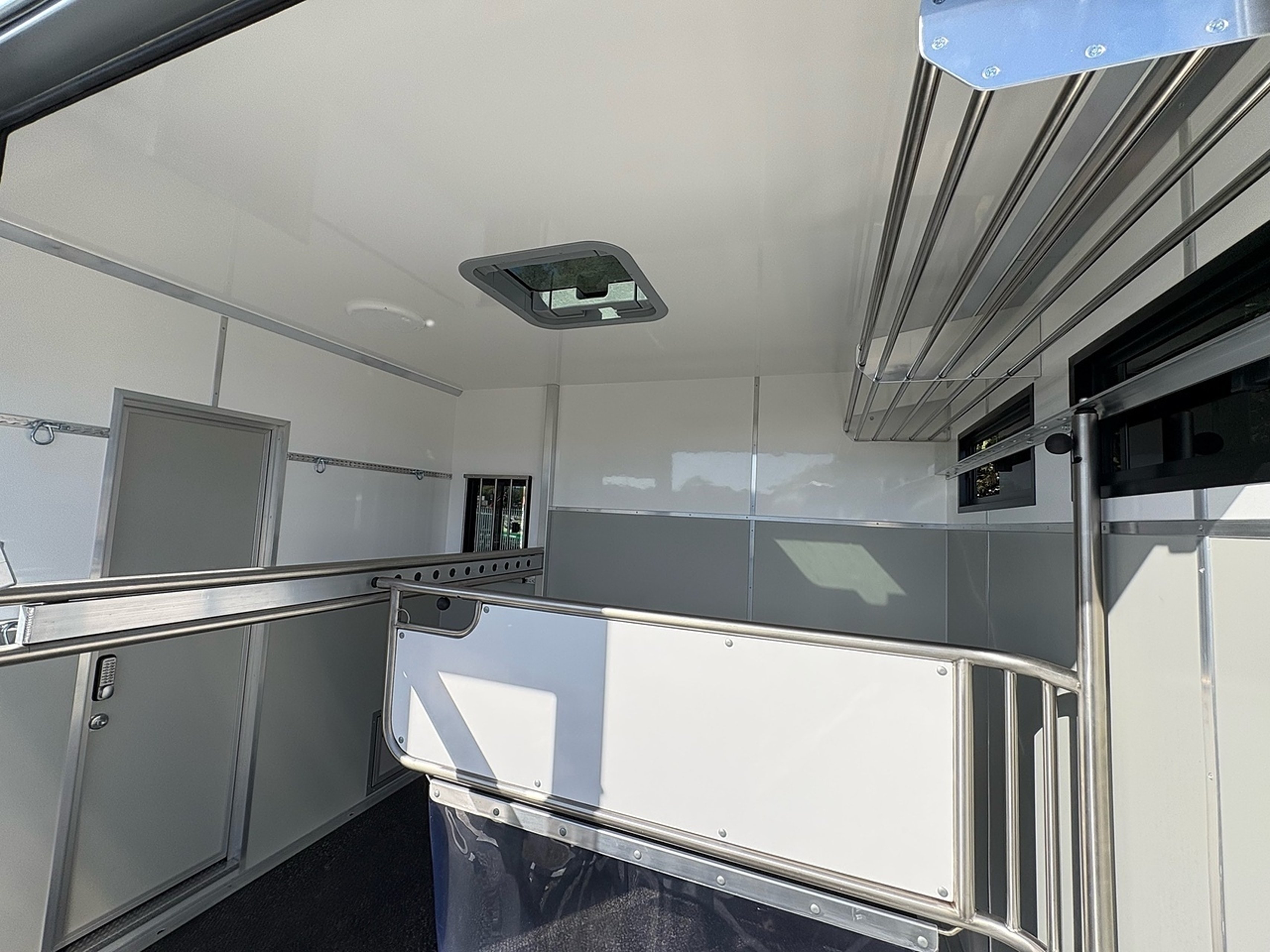 7.2t Iveco by PRB Horseboxes - image 8 of 18