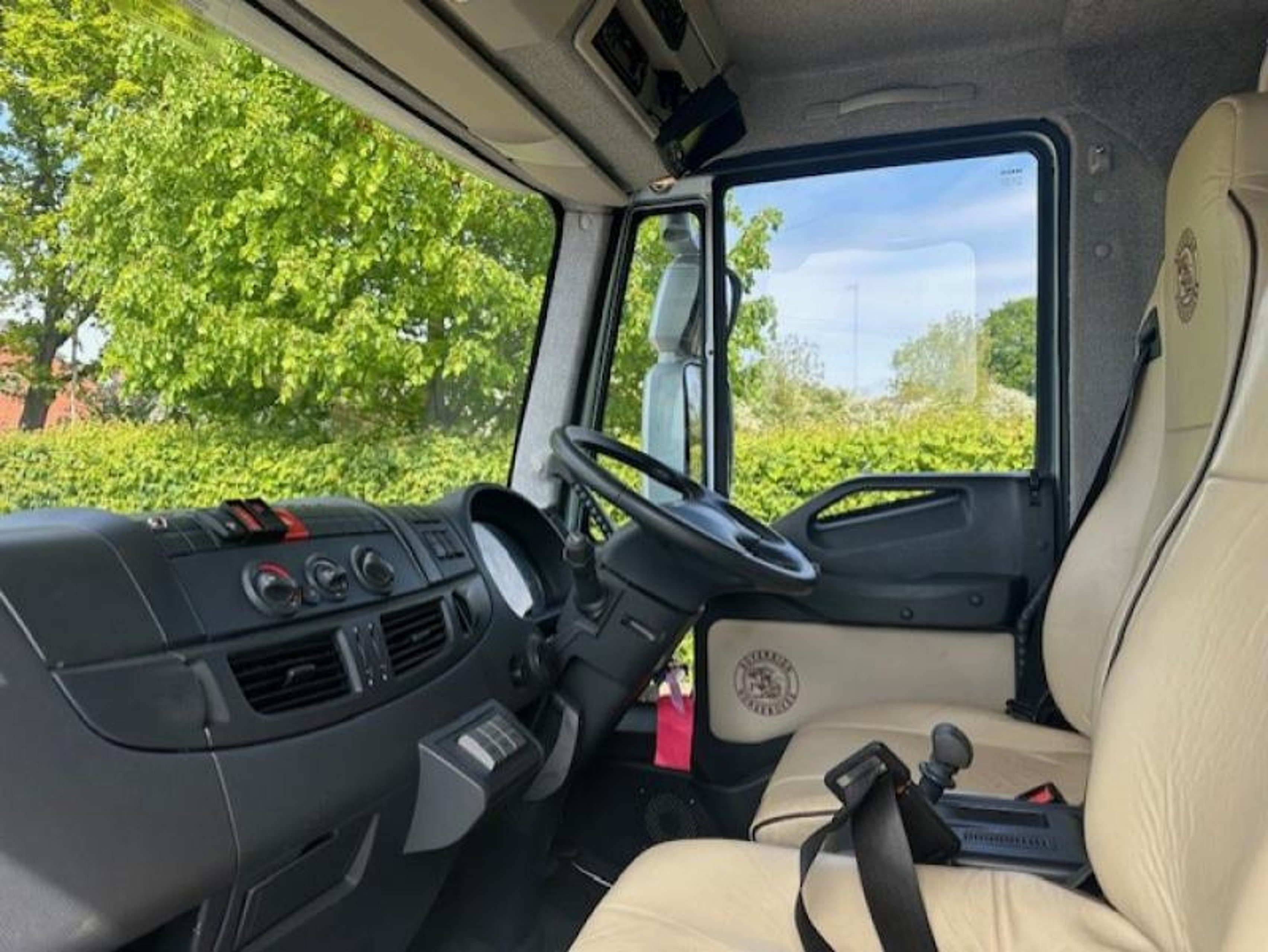 7.5t Iveco Eurocargo by Sovereign Horseboxes - image 3 of 15