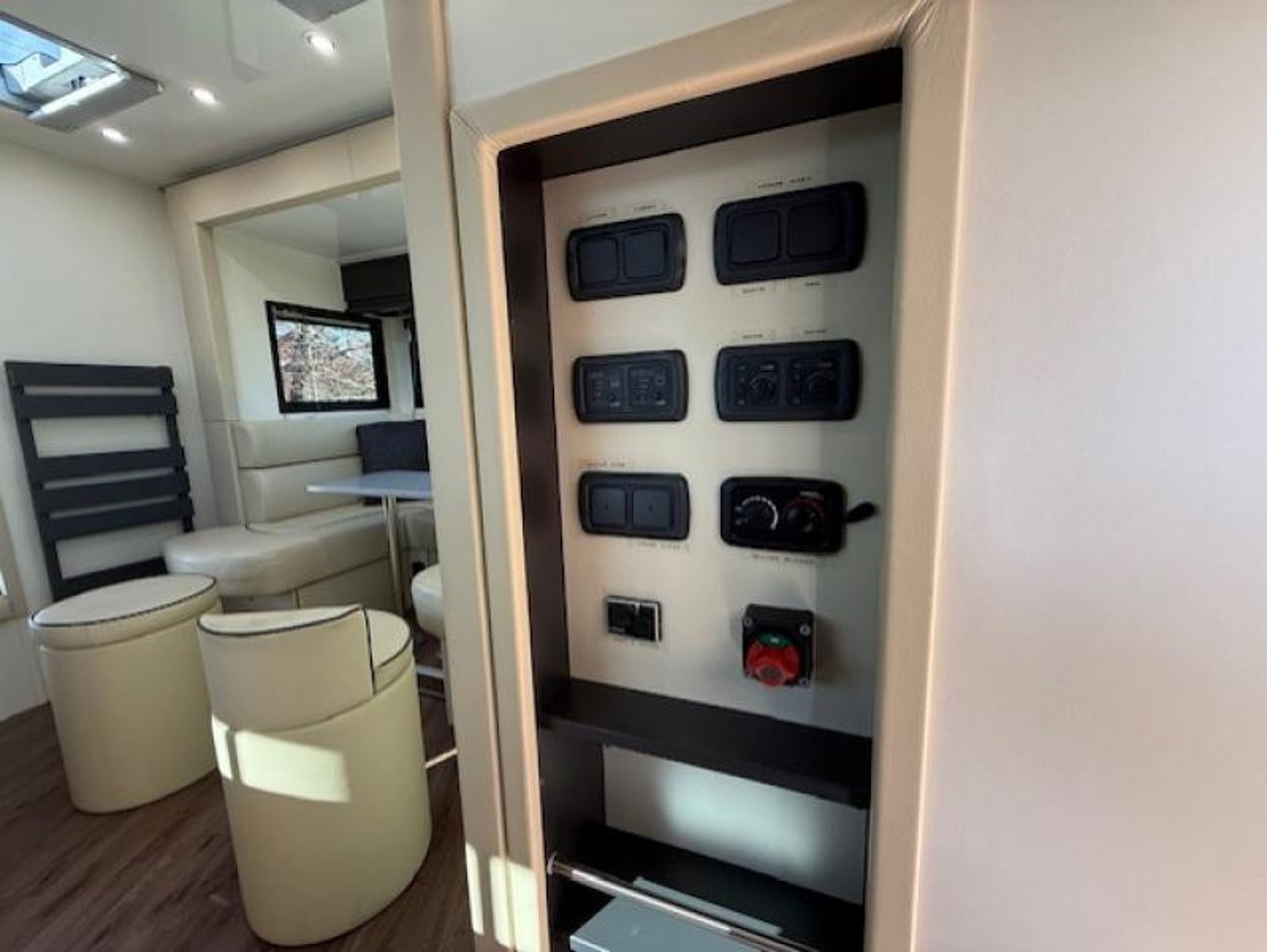 15t DAF LF 230 by PRB Horseboxes - image 10 of 18
