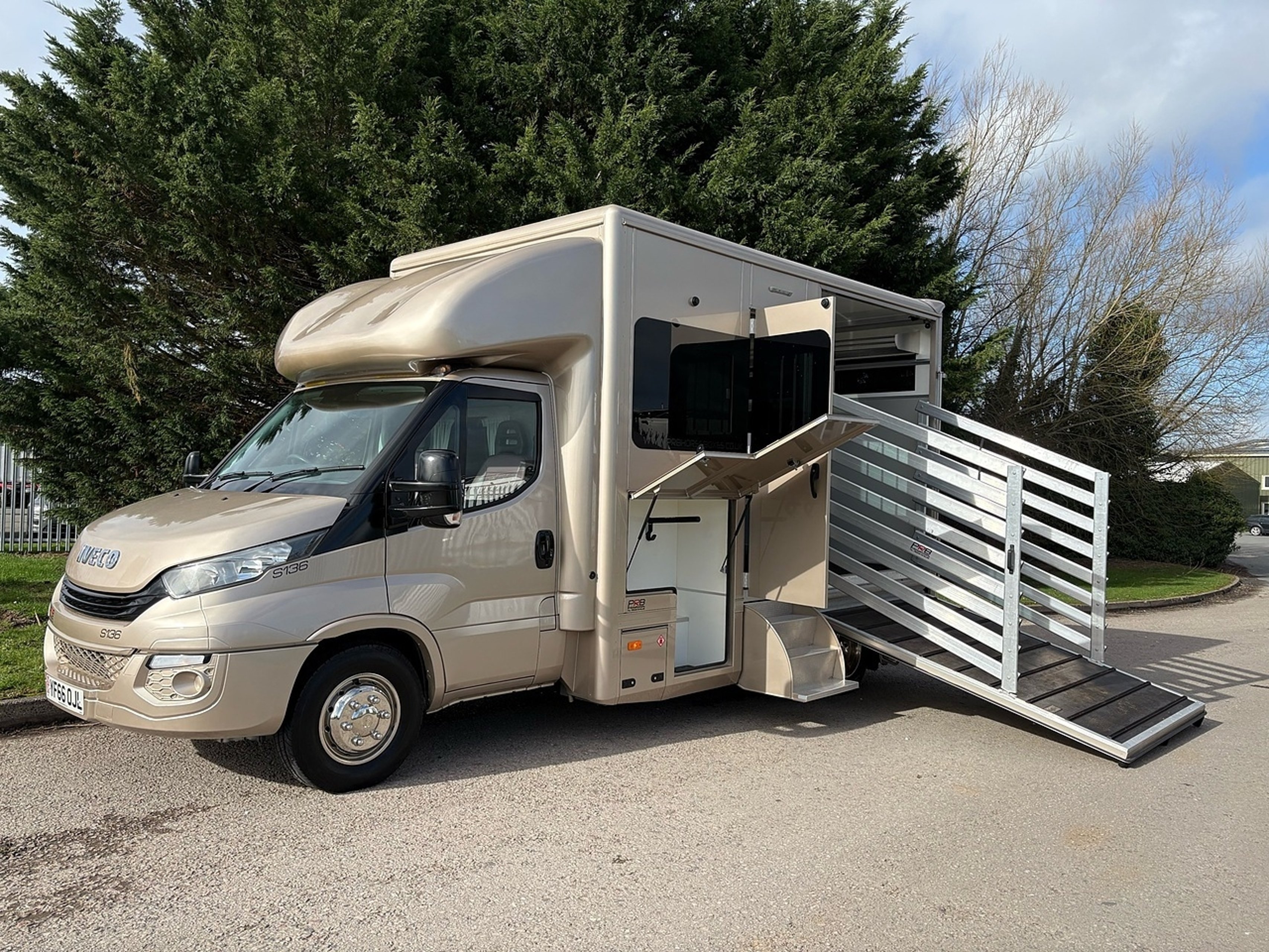 7.2t Iveco by PRB Horseboxes - image 2 of 18