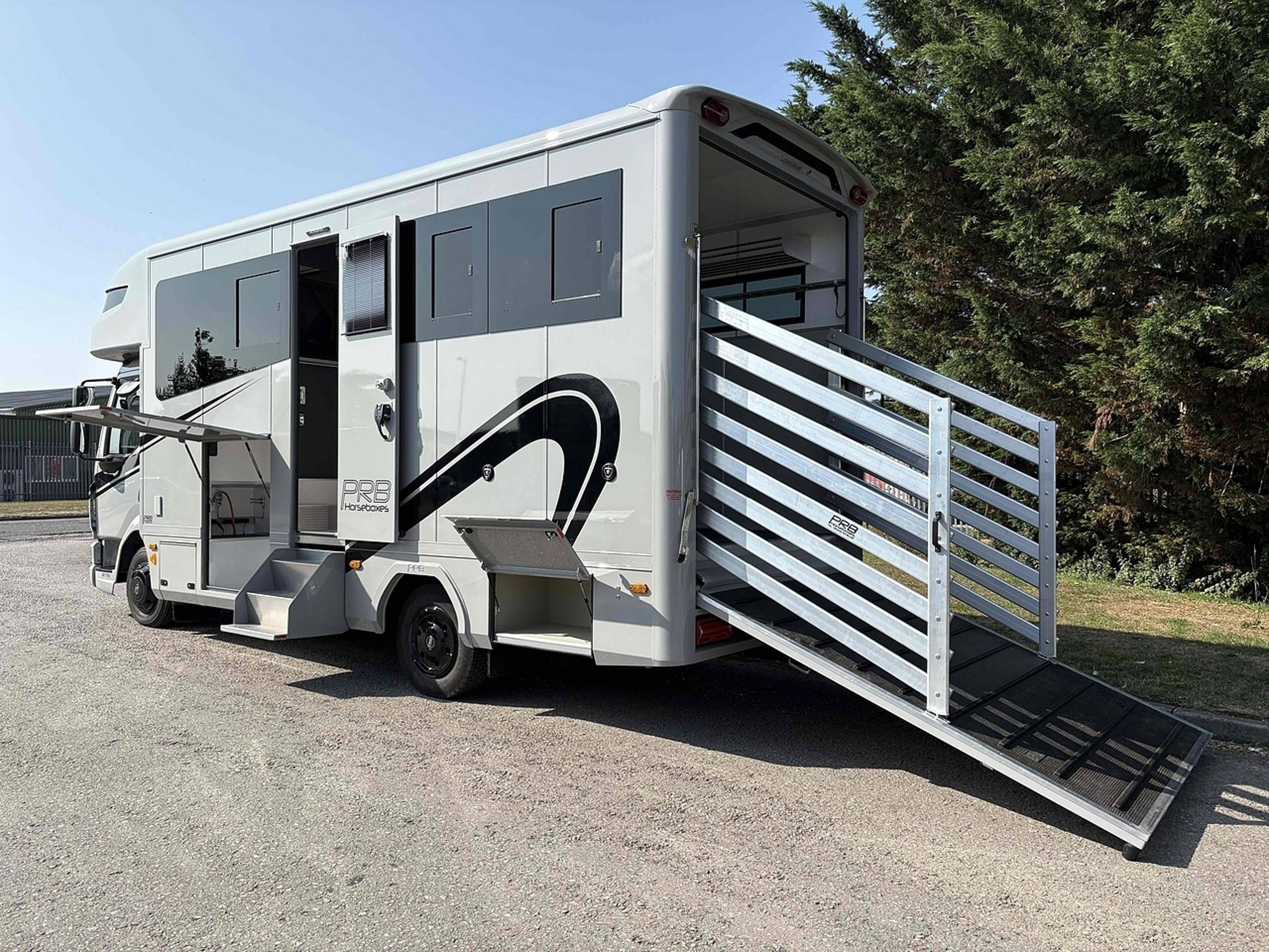 7.5t DAF LF by PRB Horseboxes - image 3 of 18