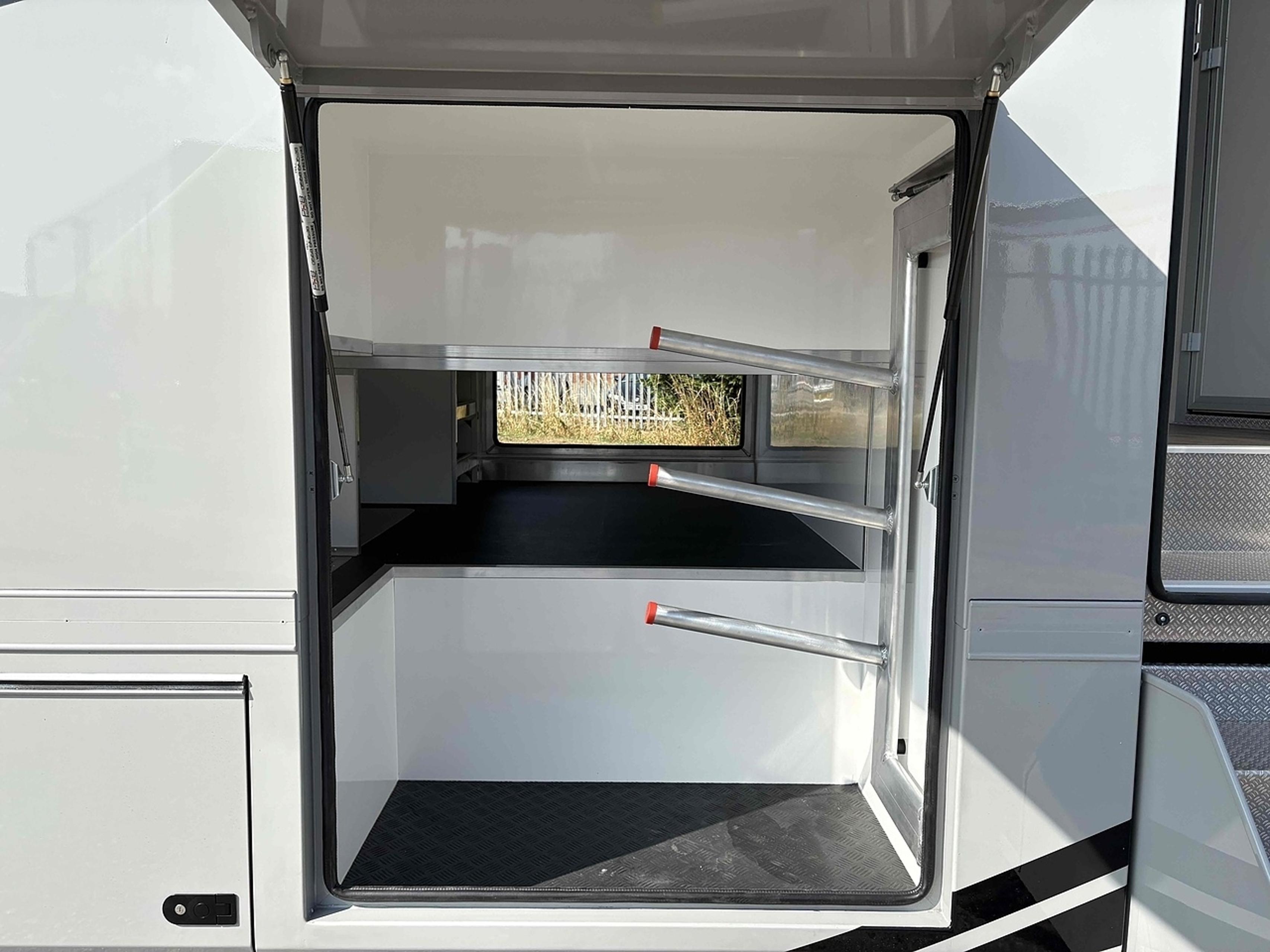 7.5t DAF LF by PRB Horseboxes - image 5 of 18