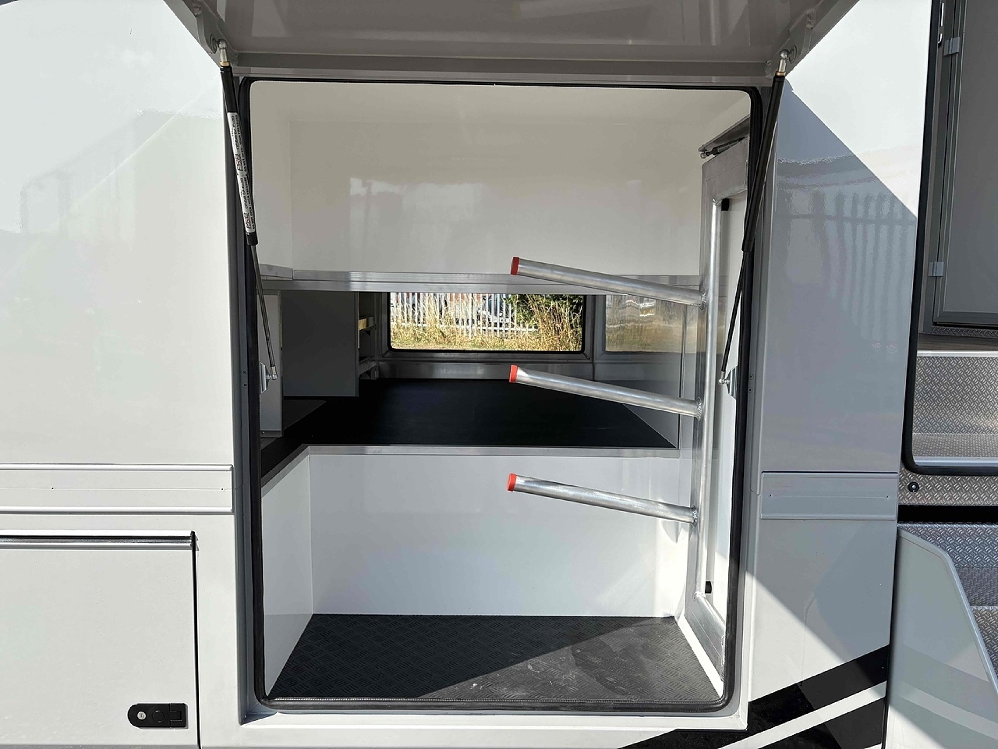 7.5t DAF LF by PRB Horseboxes - image 5 of 18