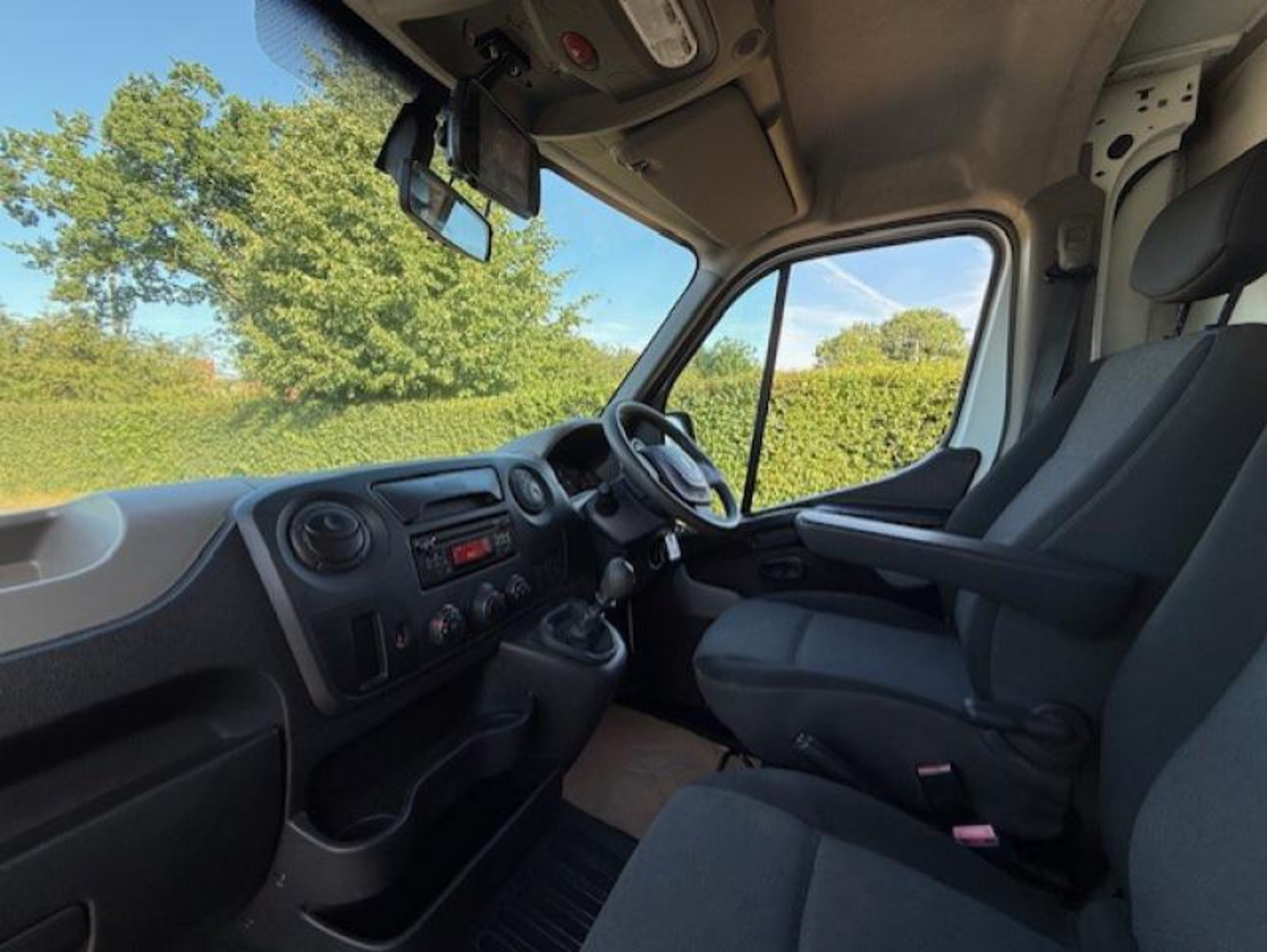 3.5T Bloomfields One - Renault Master - image 2 of 10