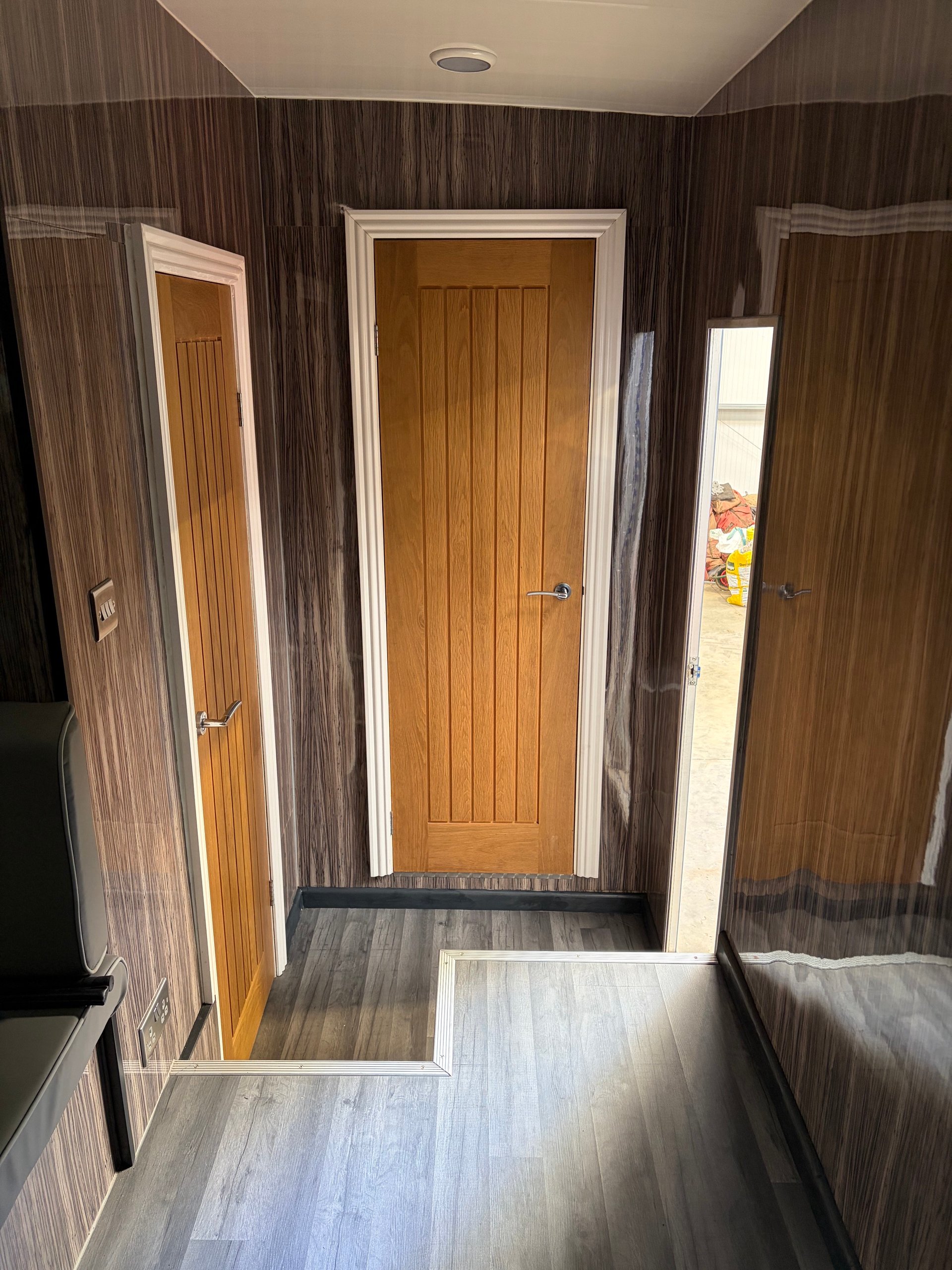 18t Volvo FM300 - Four Stalls - image 14 of 15