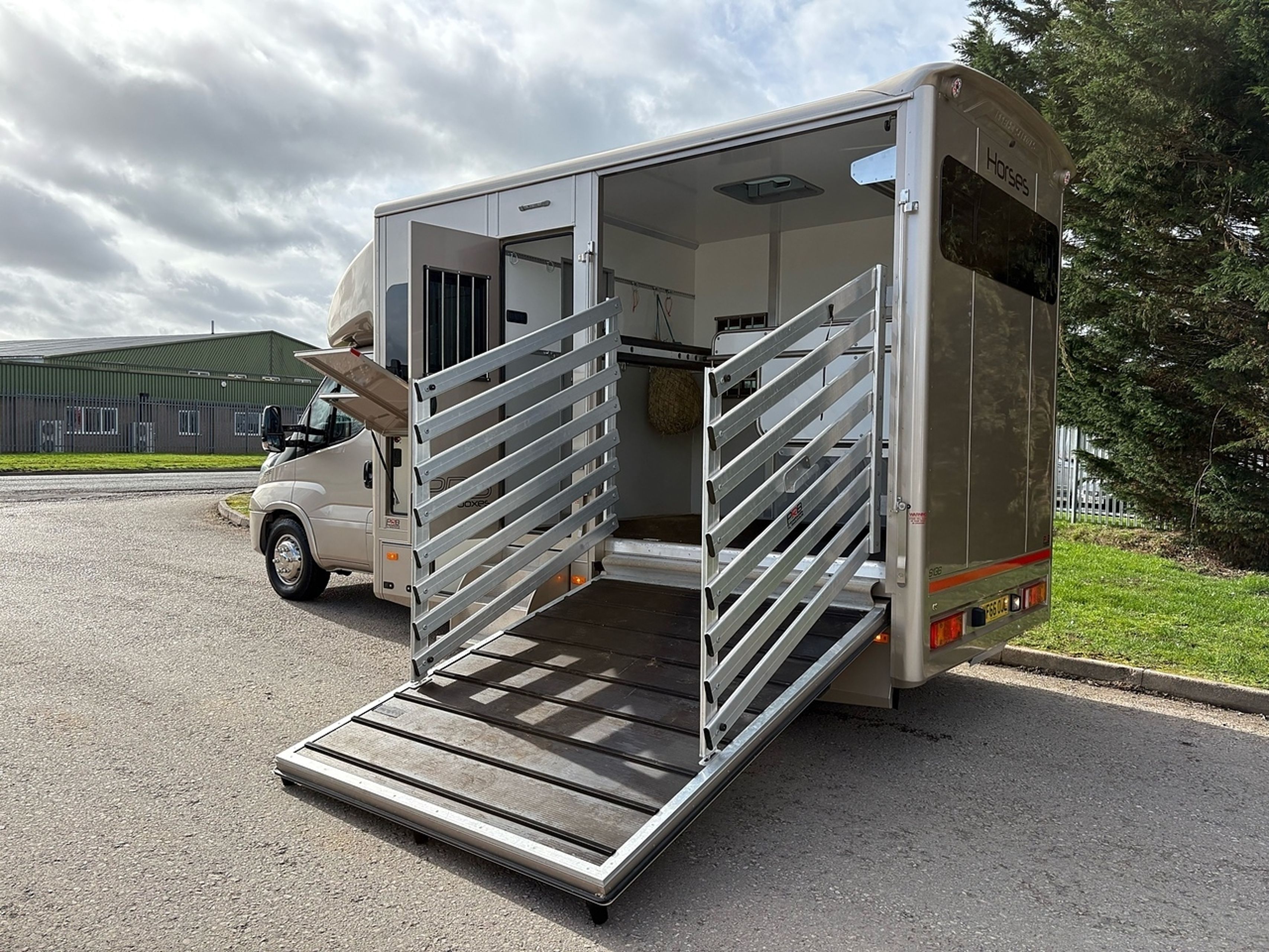 7.2t Iveco by PRB Horseboxes - image 3 of 18