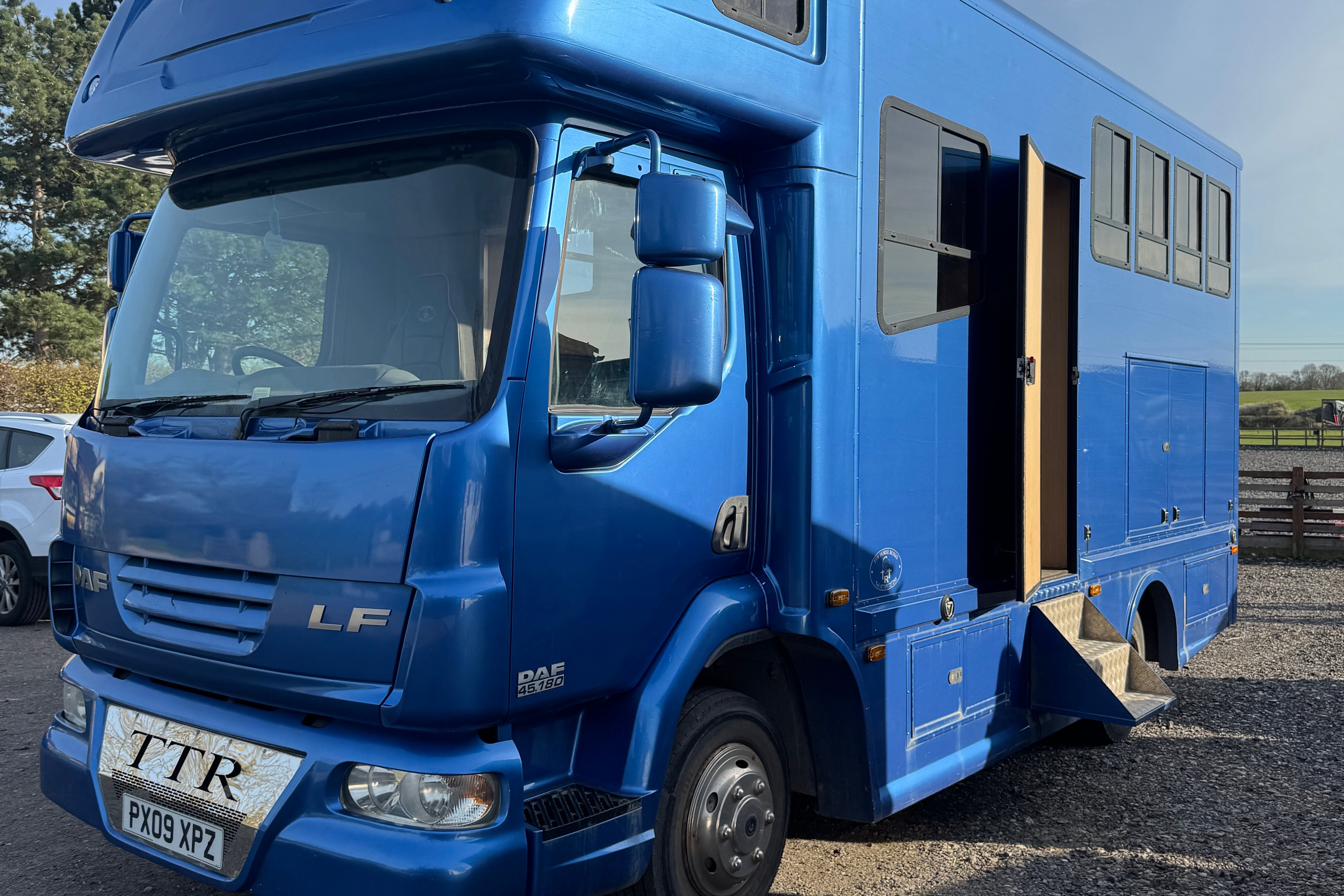 Compact 7.5t DAF Horsebox