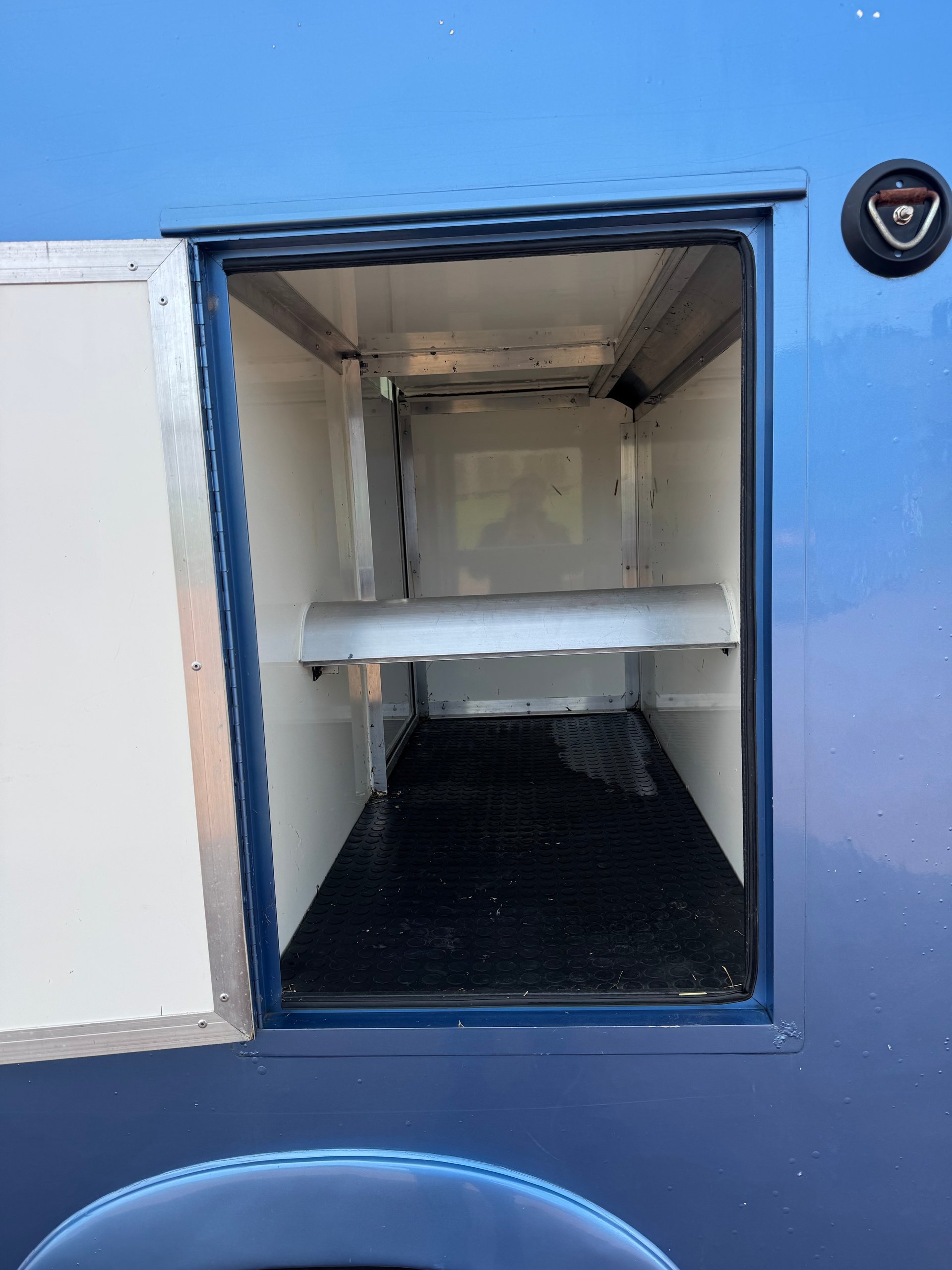 GDR Coachbuilt 4.5T Horsebox - image 4 of 13