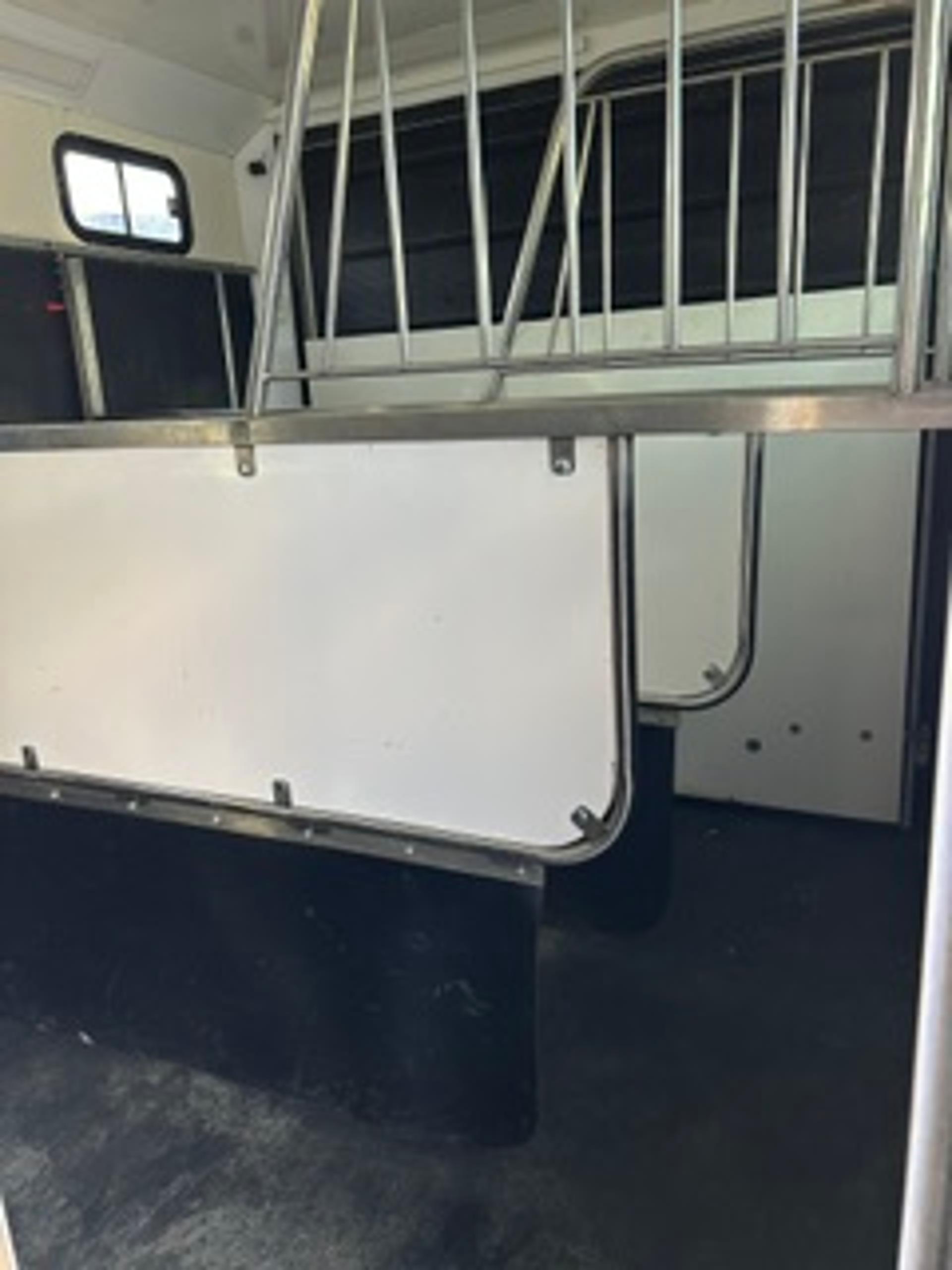 7.5t DAF LF 150 - Euro 6 Bespoke Coachbuilt Horsebox - Stalled for Three - image 6 of 18