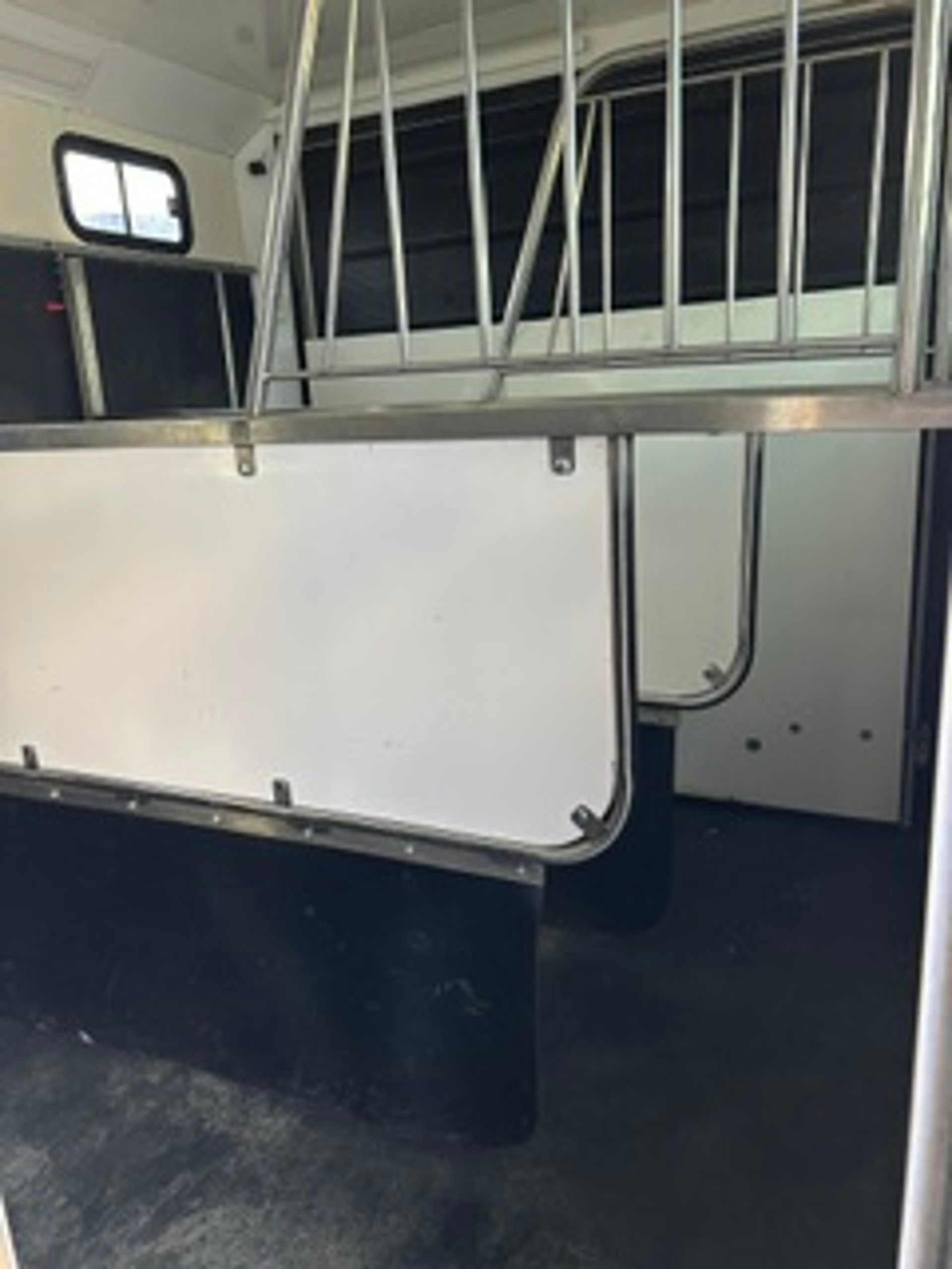 7.5t DAF LF 150 - Euro 6 Bespoke Coachbuilt Horsebox - Stalled for Three - image 6 of 18
