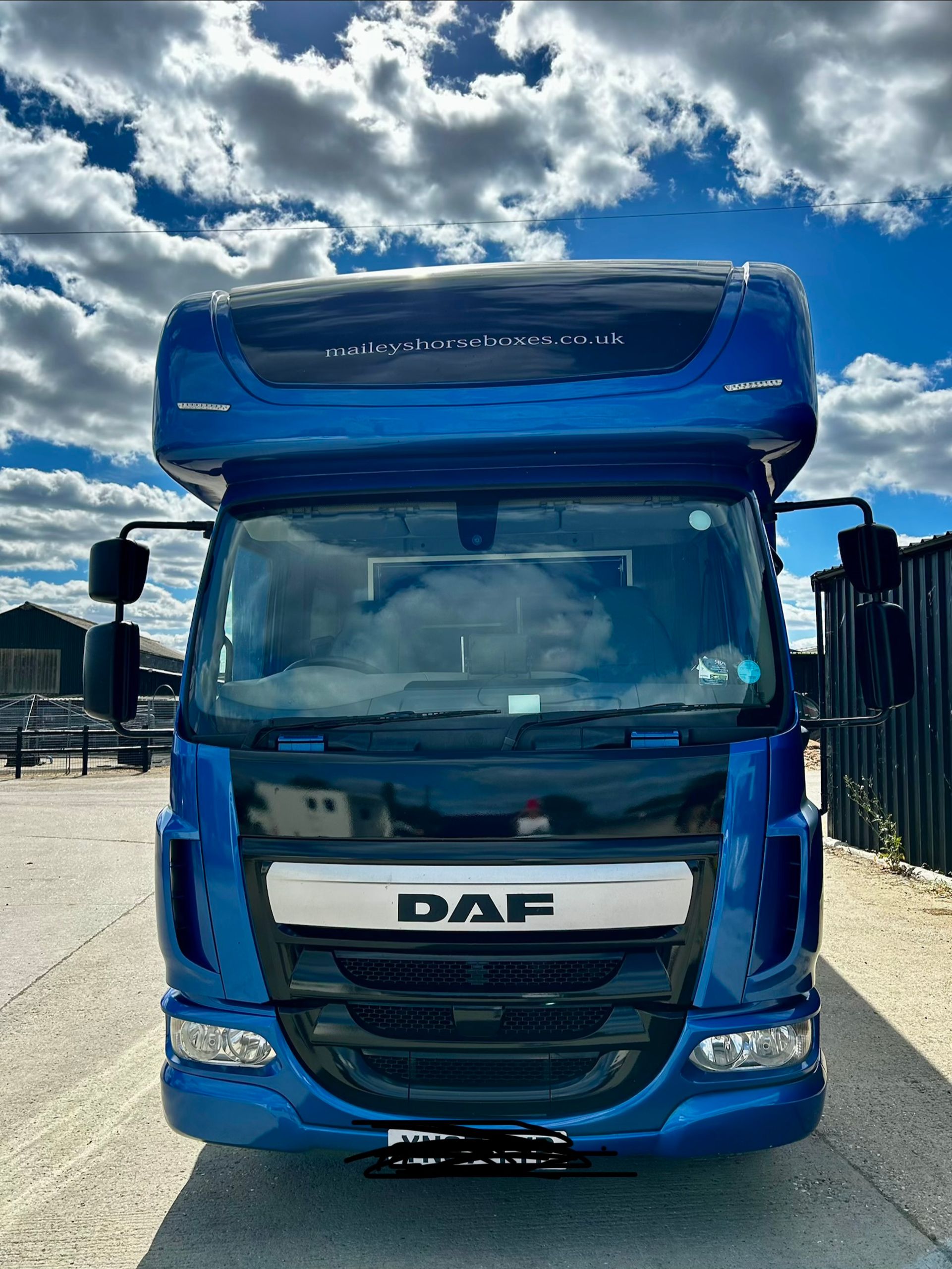 7.5t DAF LF 150 - Euro 6 Bespoke Coachbuilt Horsebox - Stalled for Three - image 3 of 18