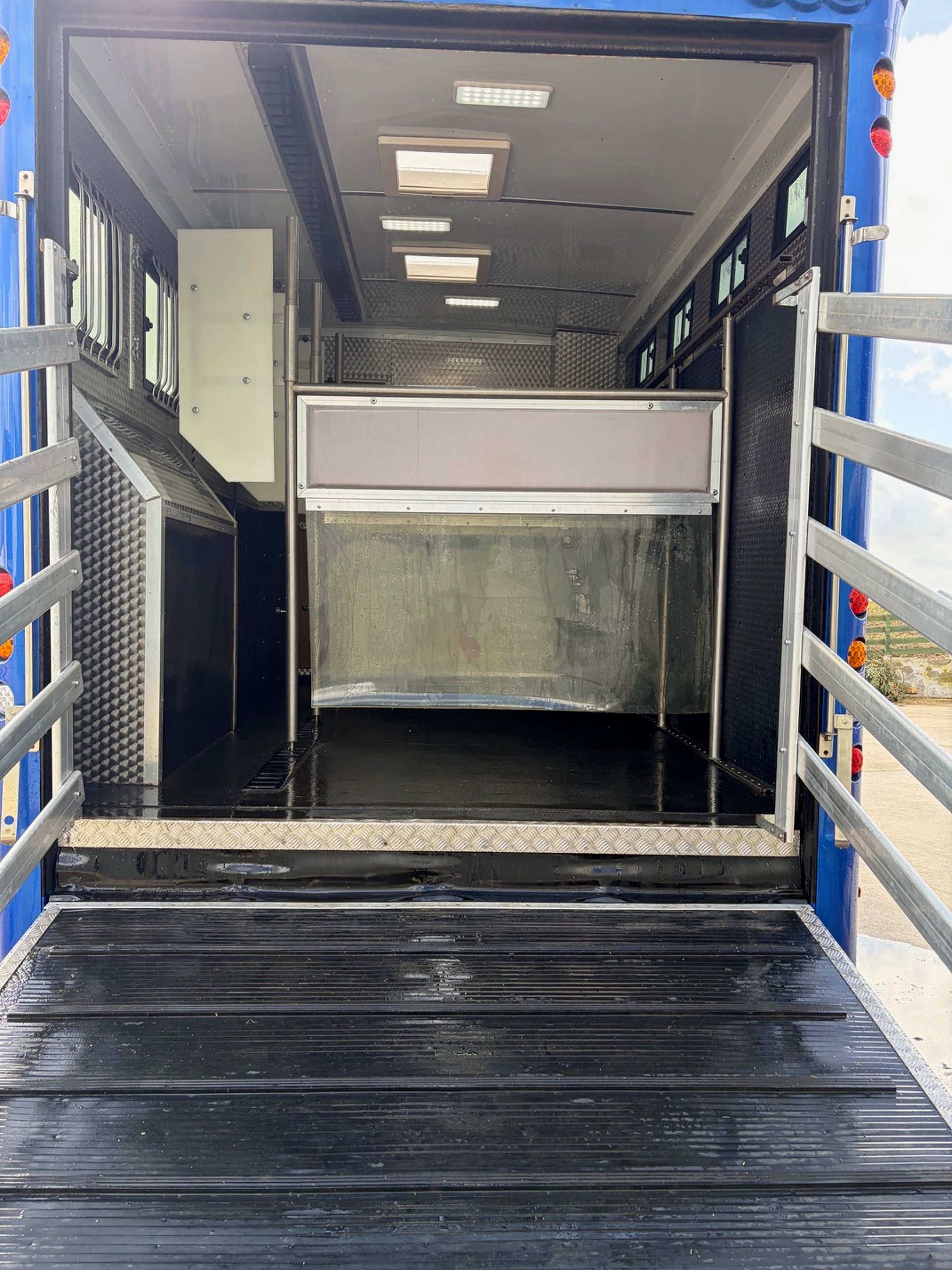 18t Volvo FM300 - Four Stalls - image 8 of 15