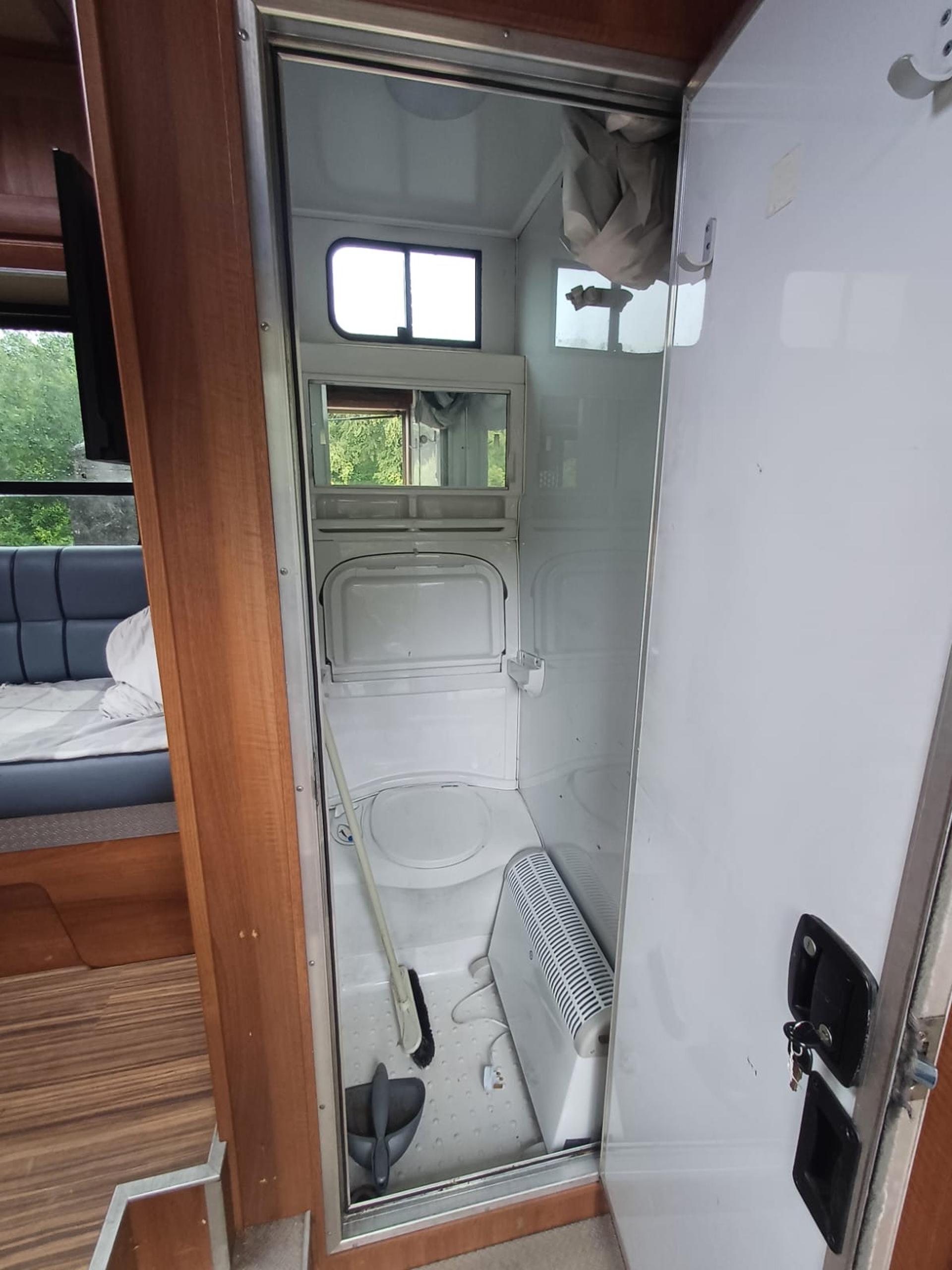 7.5T JM Coachbuilt Horsebox - image 4 of 7