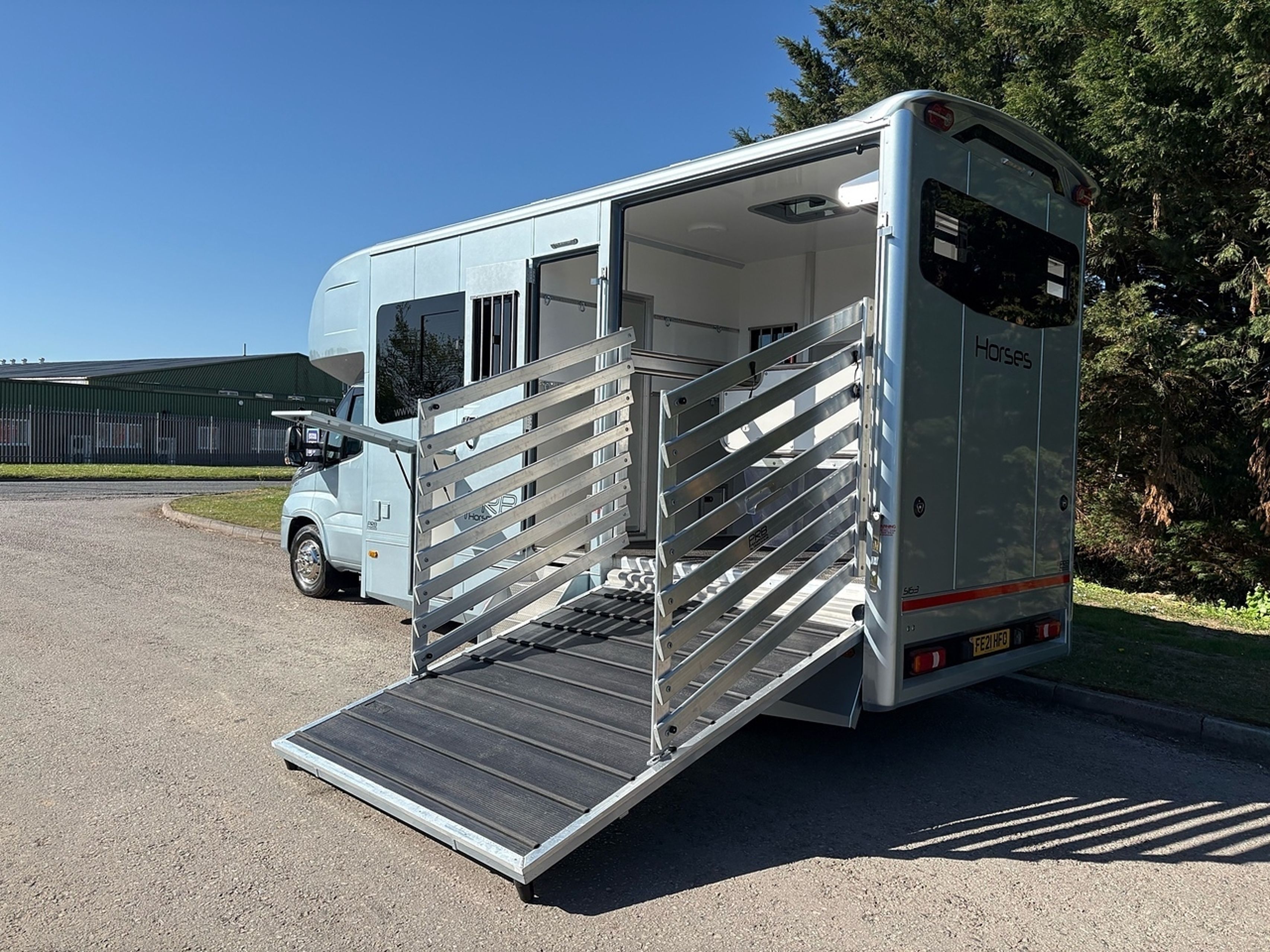 7.2t Iveco by PRB Horseboxes - image 3 of 18