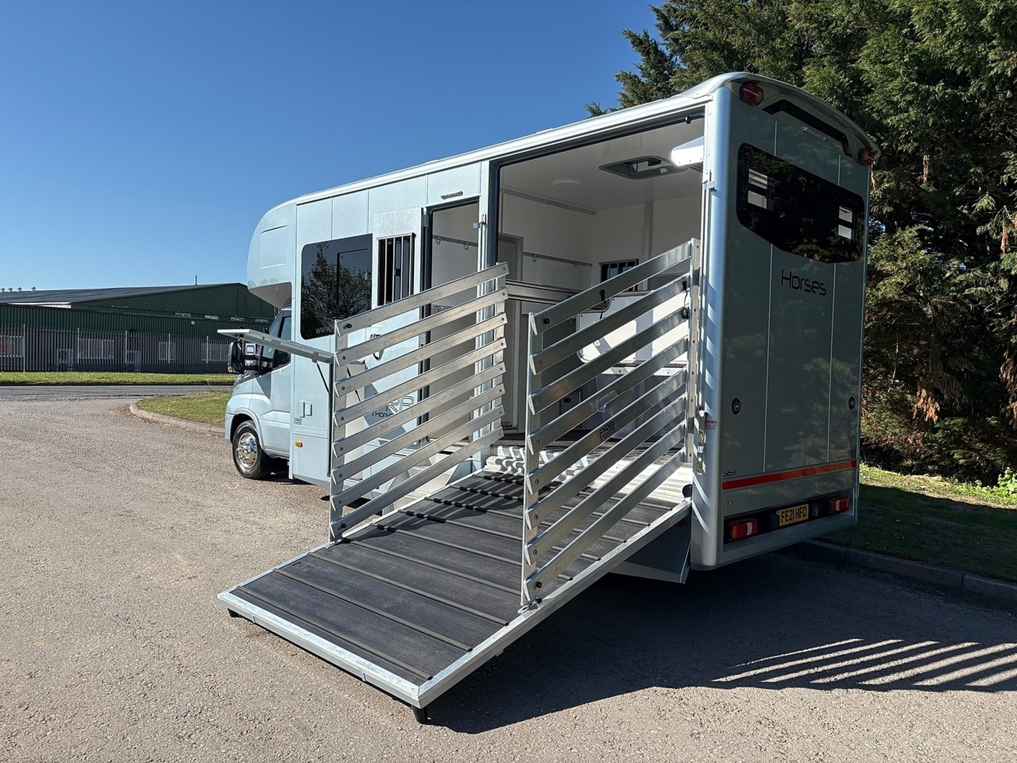 7.2t Iveco by PRB Horseboxes - image 3 of 18