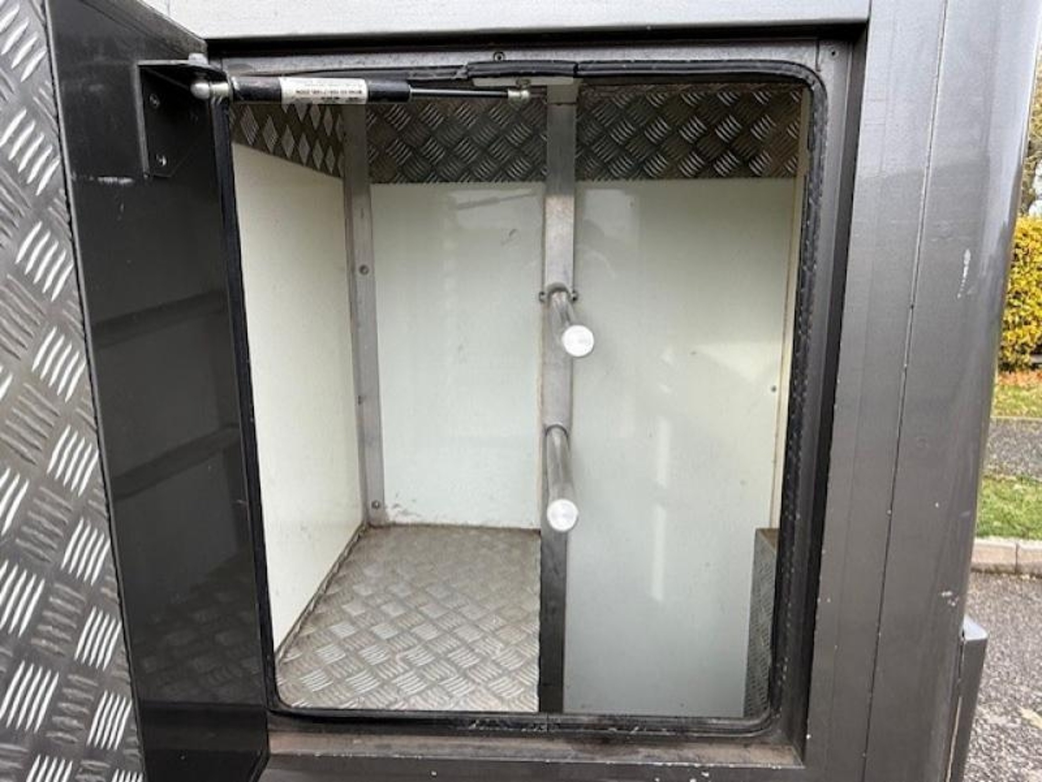 3.9T Renault Master by Stratton Horseboxes - image 4 of 8