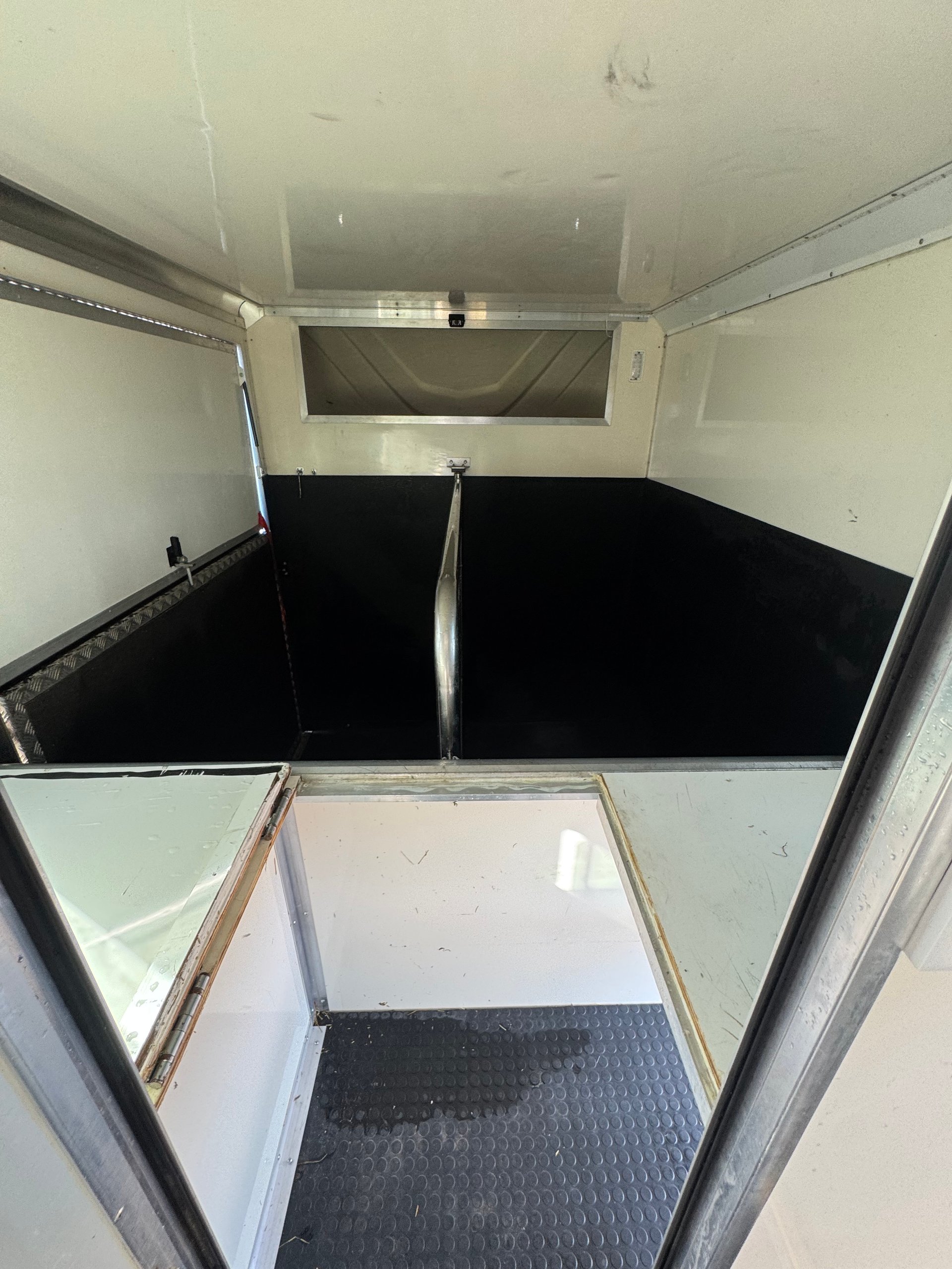 GDR Coachbuilt 4.5T Horsebox - image 8 of 13