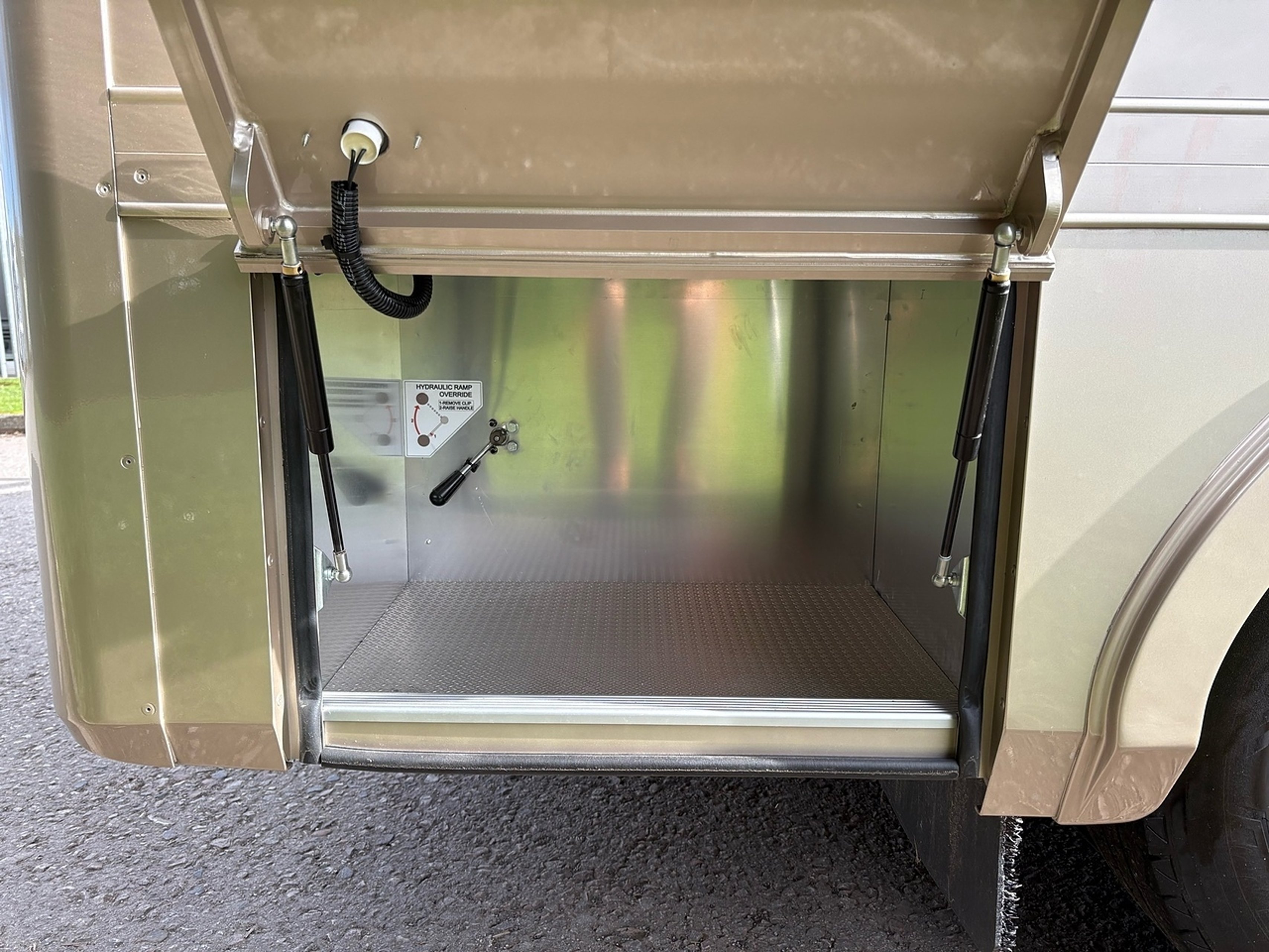 7.2t Iveco by PRB Horseboxes - image 8 of 18
