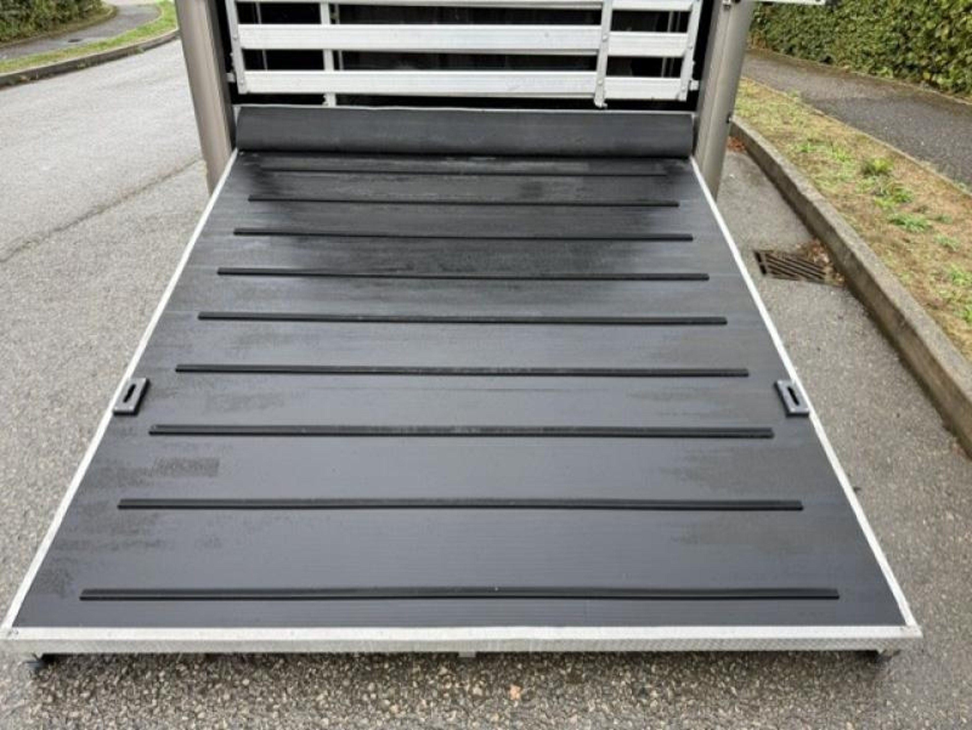 12t DAF Lf 220 by JM Horseboxes - image 13 of 17