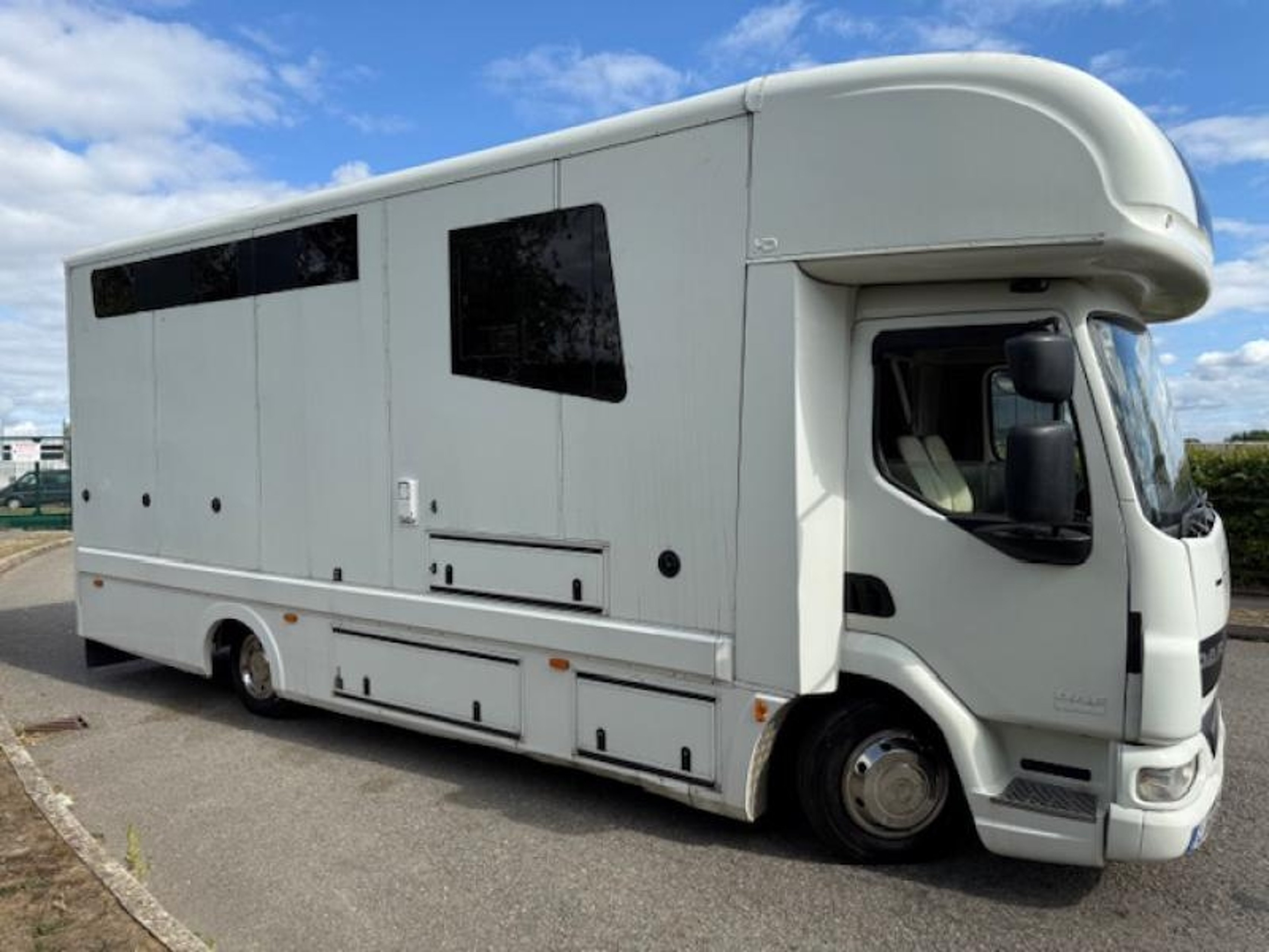 7.5T DAF LF 160 Horsebox |  JC Horseboxes - image 1 of 1