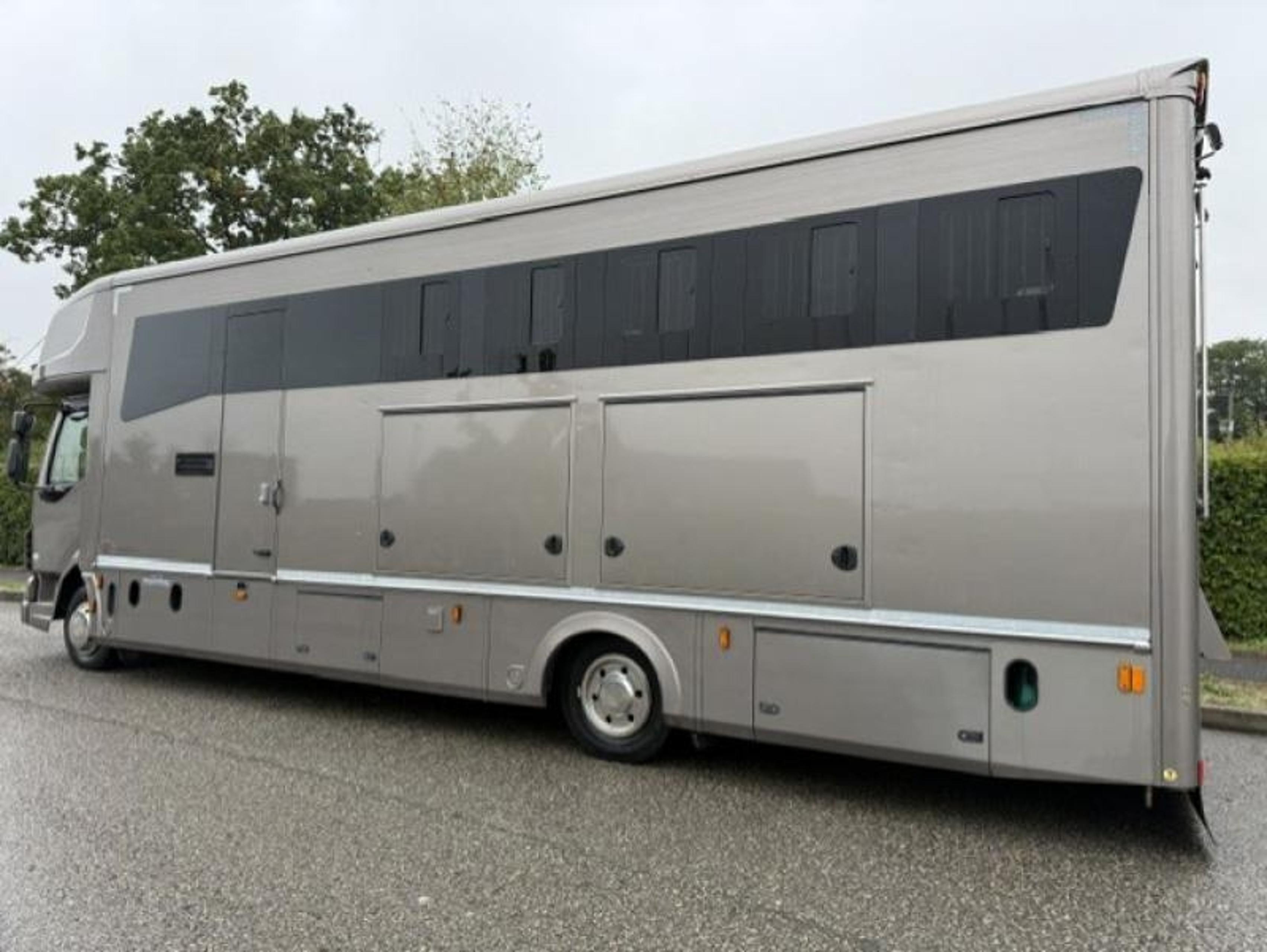 12t DAF Lf 220 by JM Horseboxes - image 4 of 17