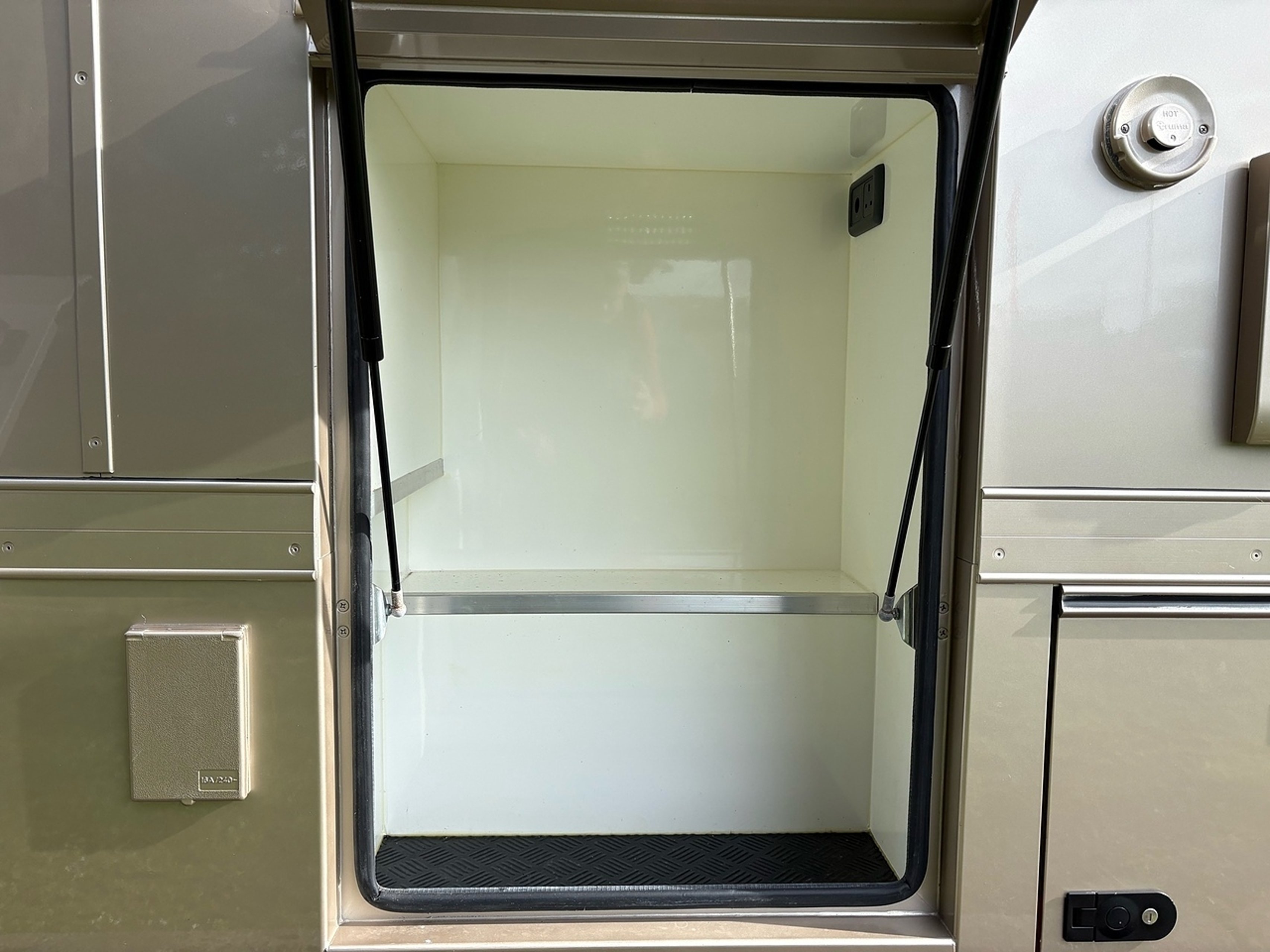 7.2t Iveco by PRB Horseboxes - image 10 of 18