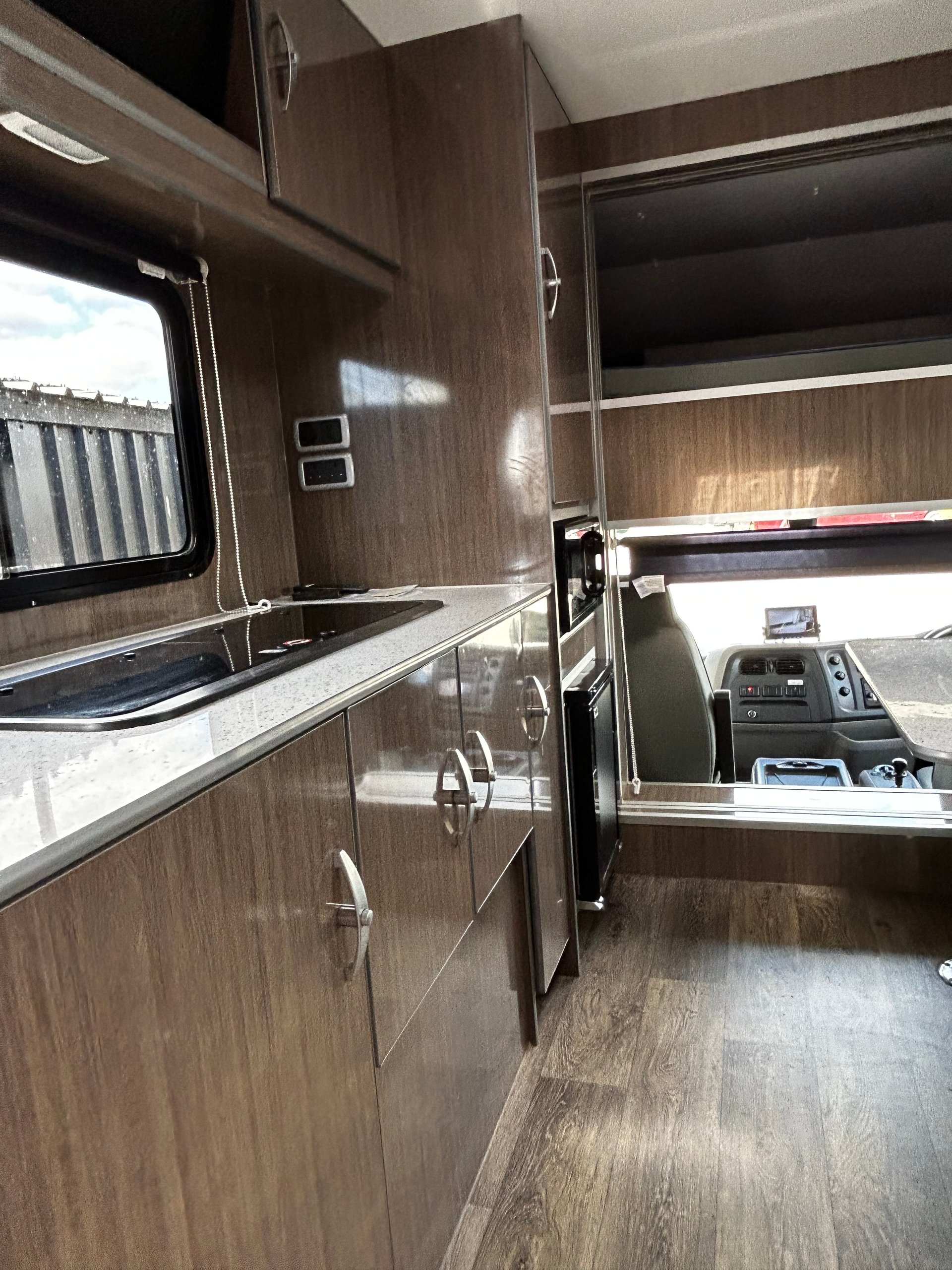 7.5t DAF LF 150 - Euro 6 Bespoke Coachbuilt Horsebox - Stalled for Three - image 14 of 18