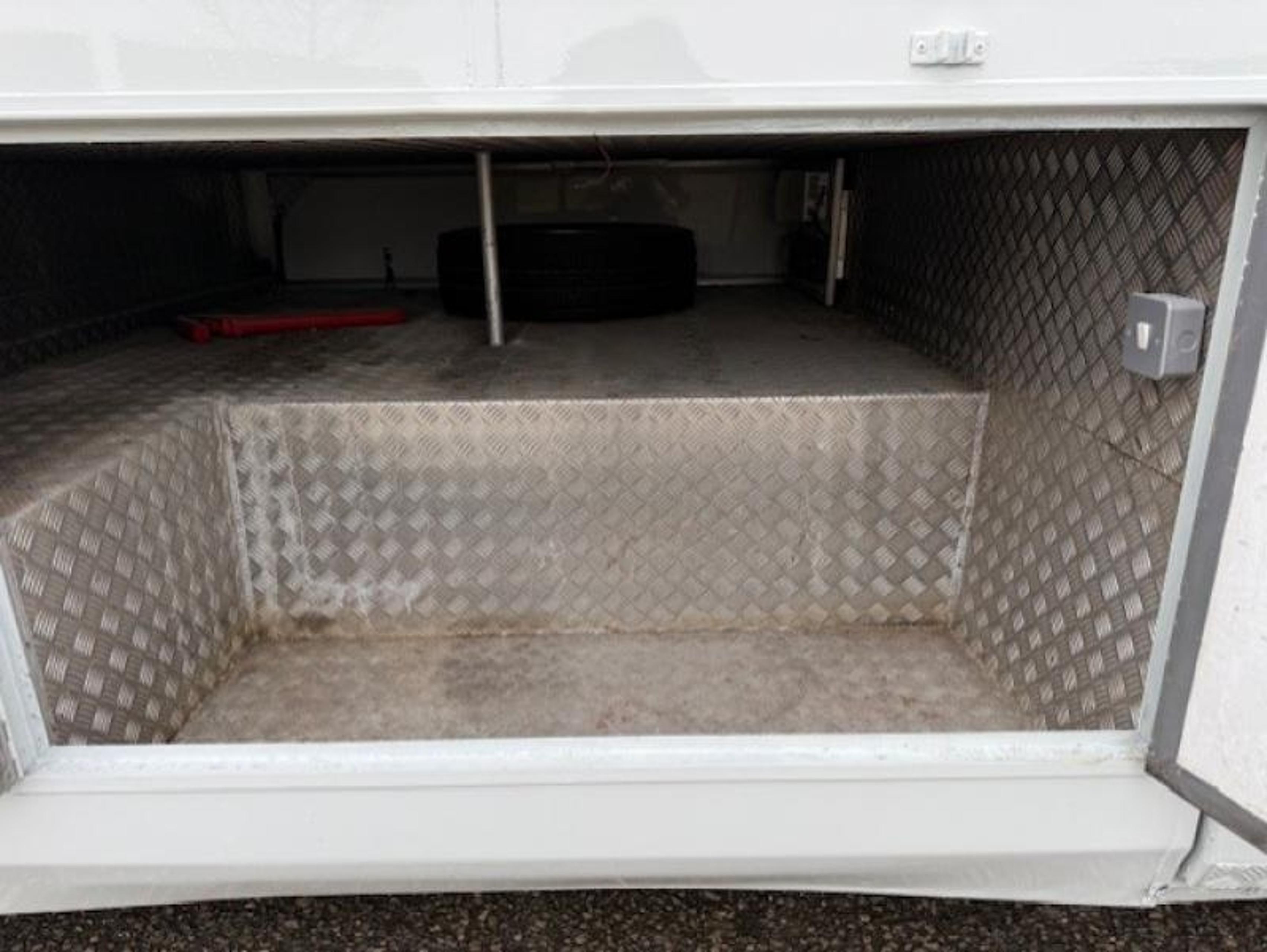12t DAF Lf 180 by Tristar Horseboxes - image 6 of 18