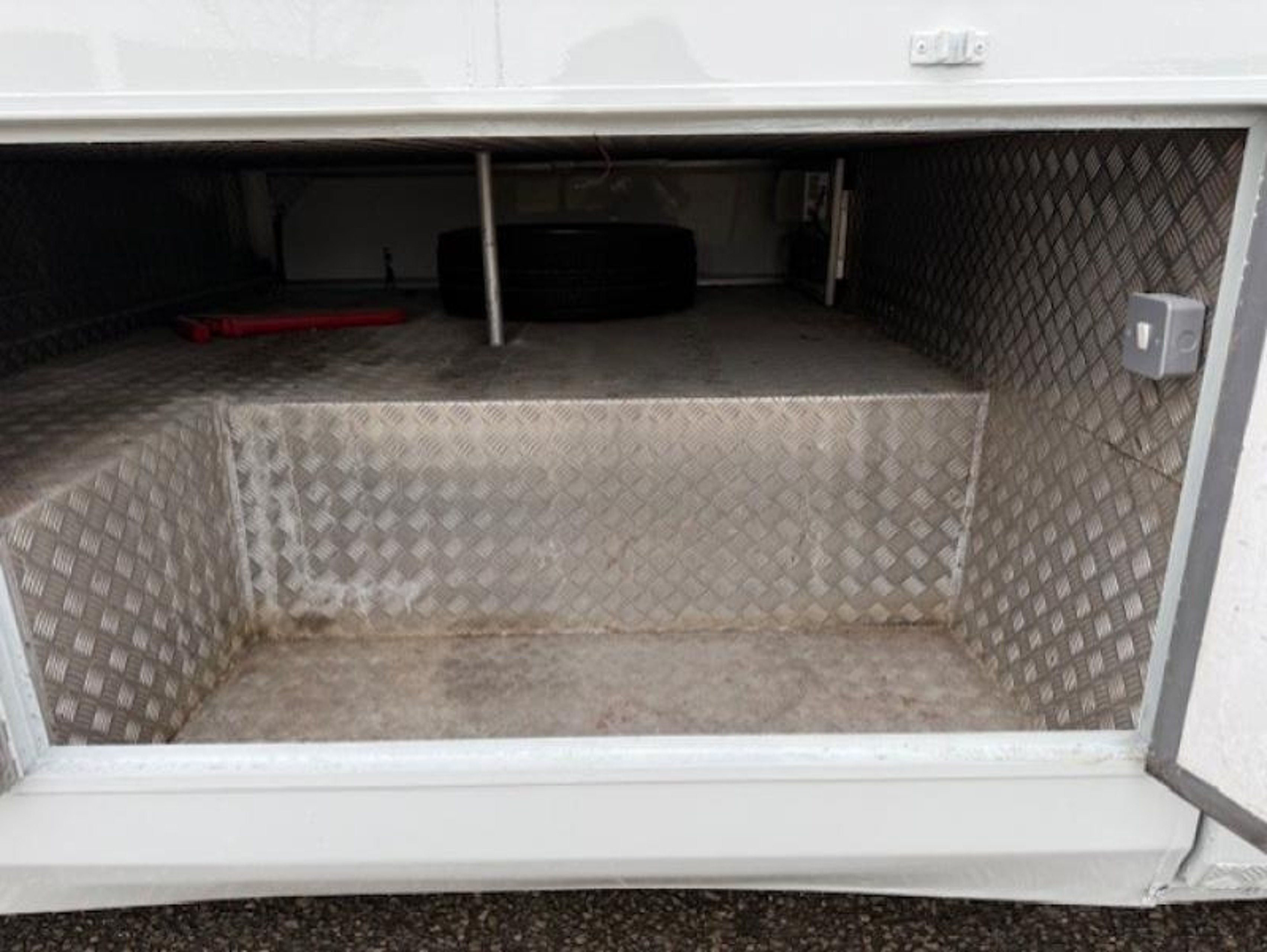 12t DAF Lf 180 by Tristar Horseboxes - image 6 of 18