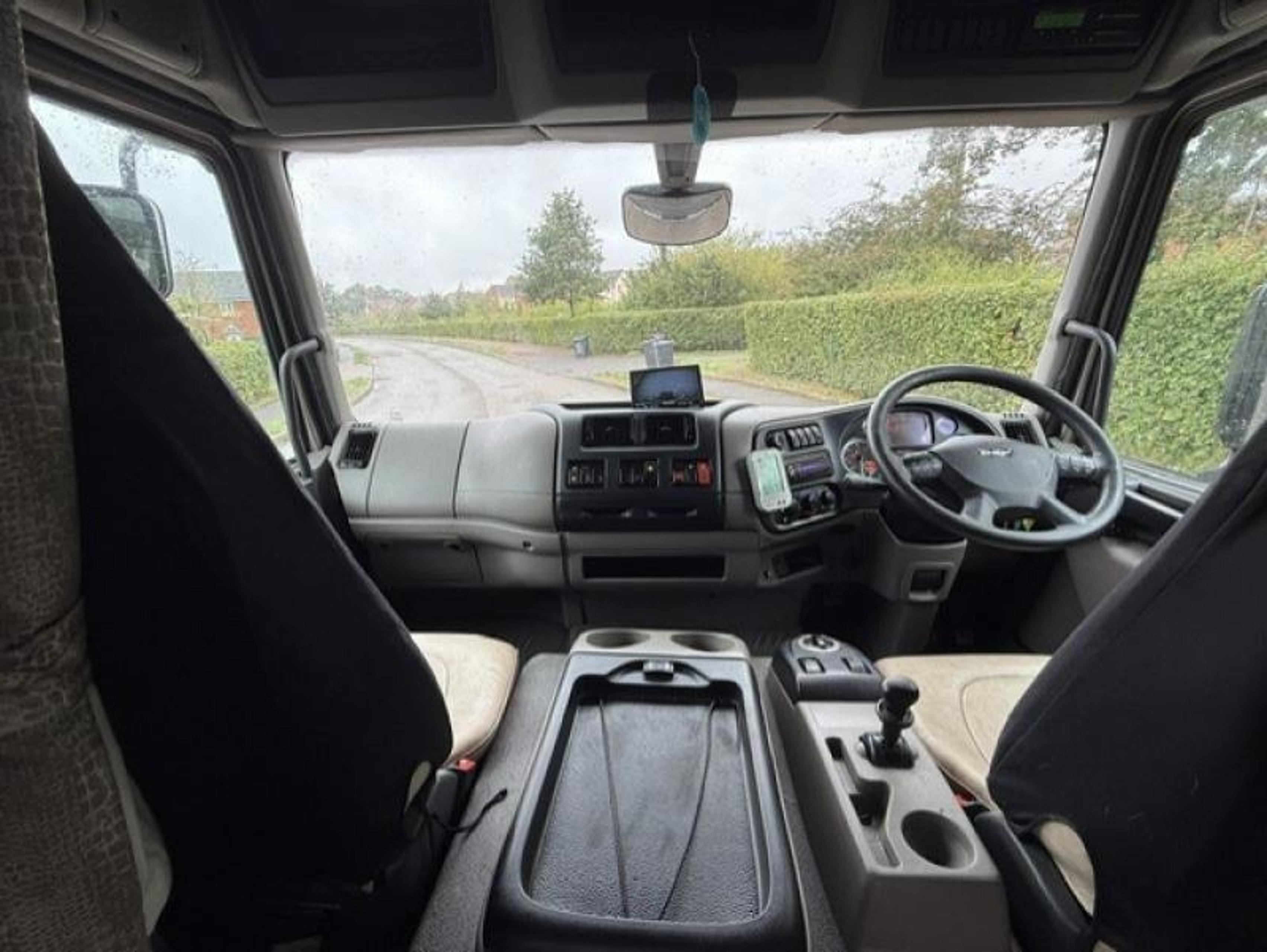 12t DAF Lf 220 by JM Horseboxes - image 8 of 17