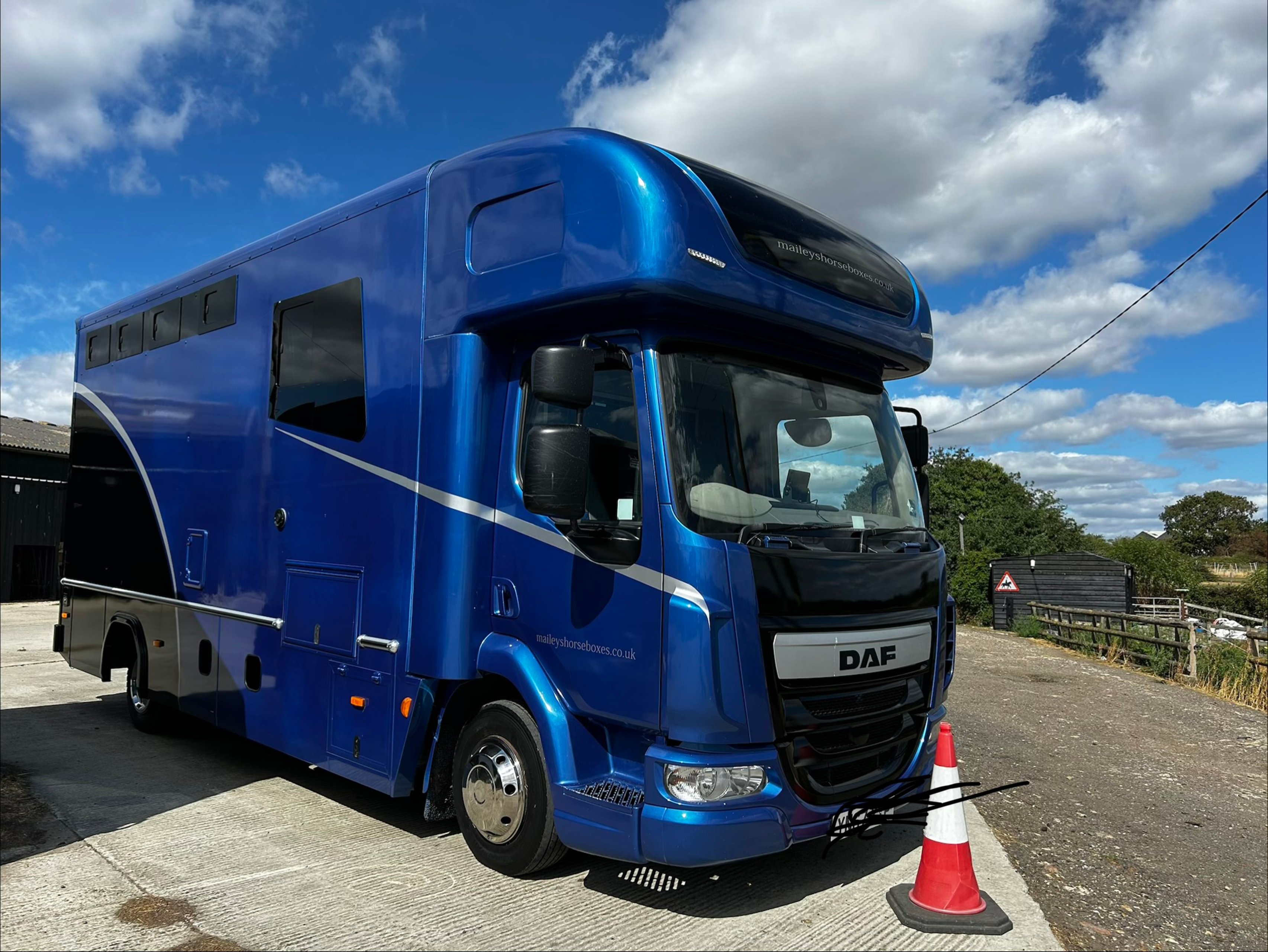 7.5t DAF LF 150 - Euro 6 Bespoke Coachbuilt Horsebox - Stalled for Three - image 1 of 18